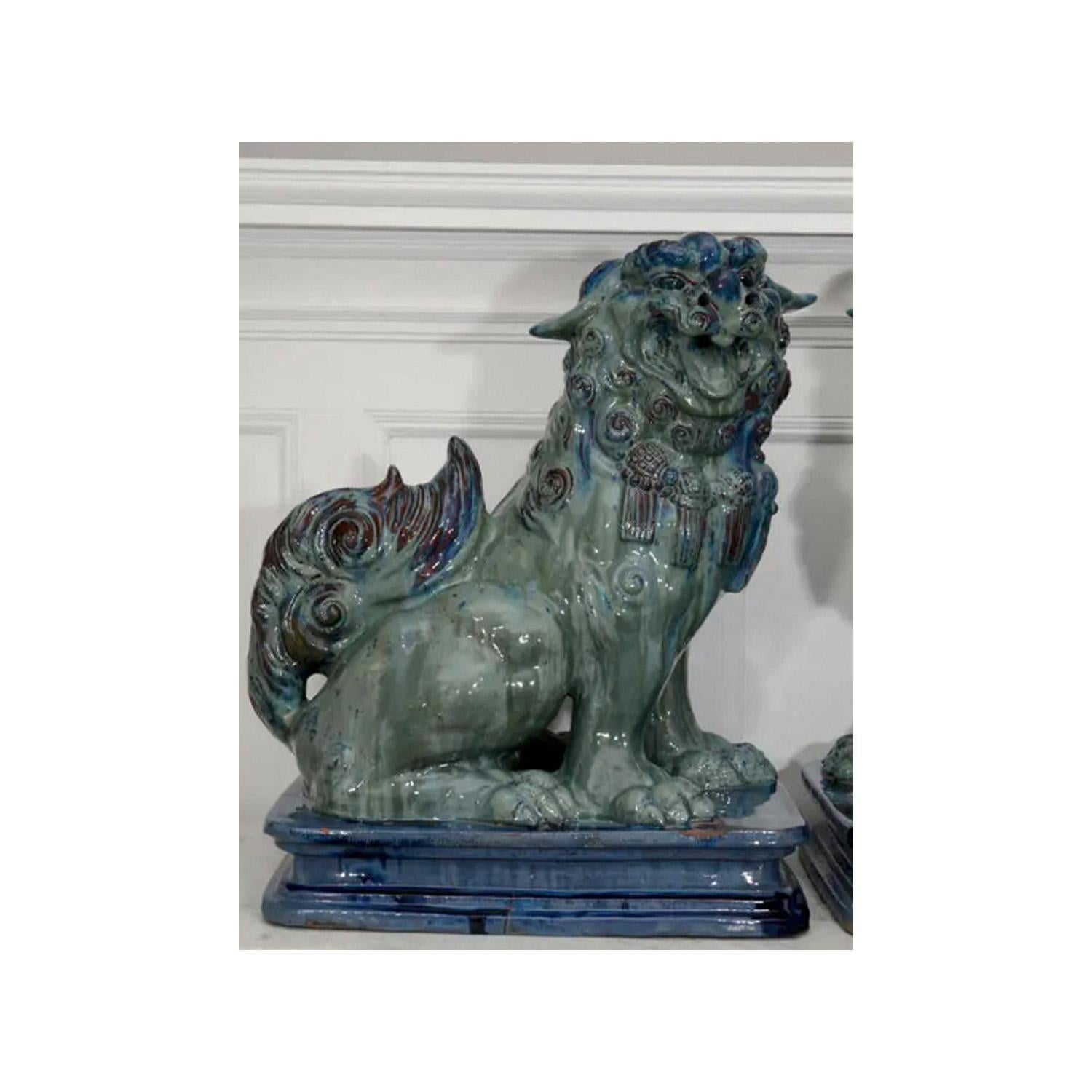 Substantielle paire italienne de chiens Foo du 19ème siècle en terre cuite émaillée Abîmé - En vente à New York, NY