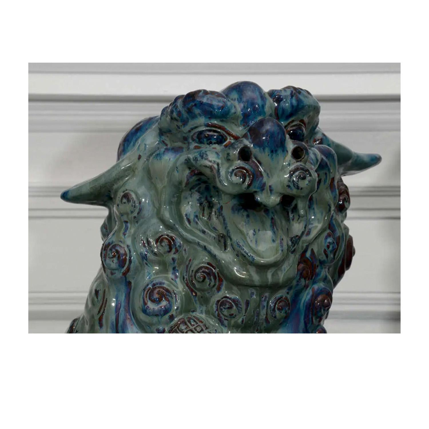 Terre cuite Substantielle paire italienne de chiens Foo du 19ème siècle en terre cuite émaillée en vente