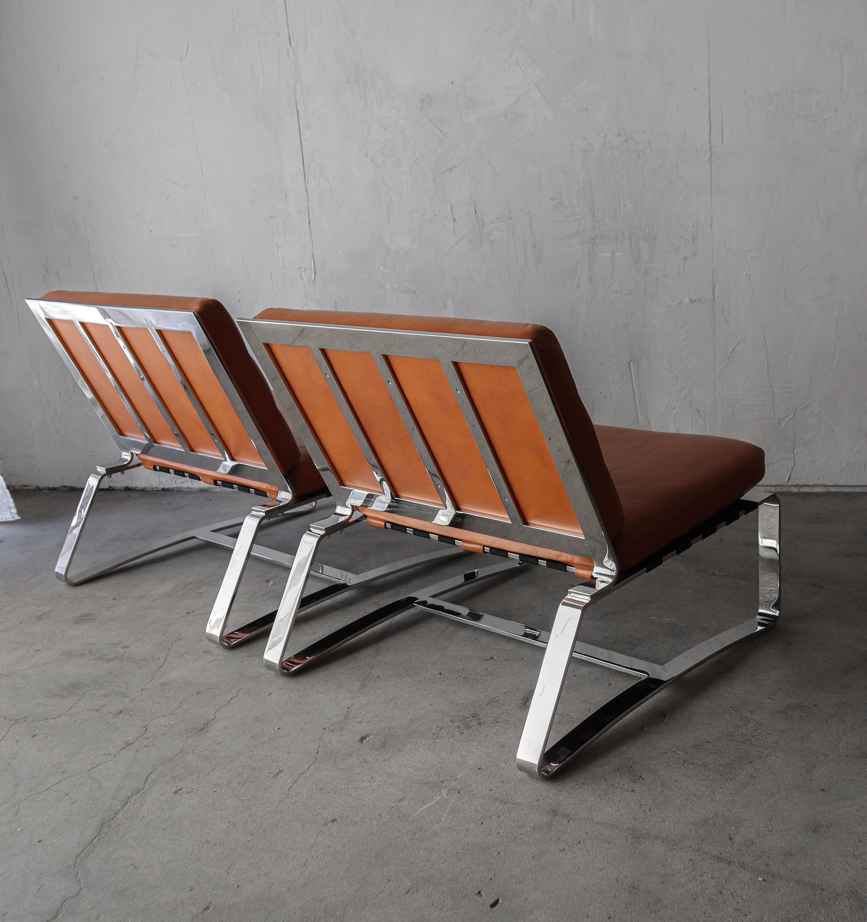 Mid-Century moderno Coppia di sedie da salotto italiane in acciaio inossidabile e pelle in vendita