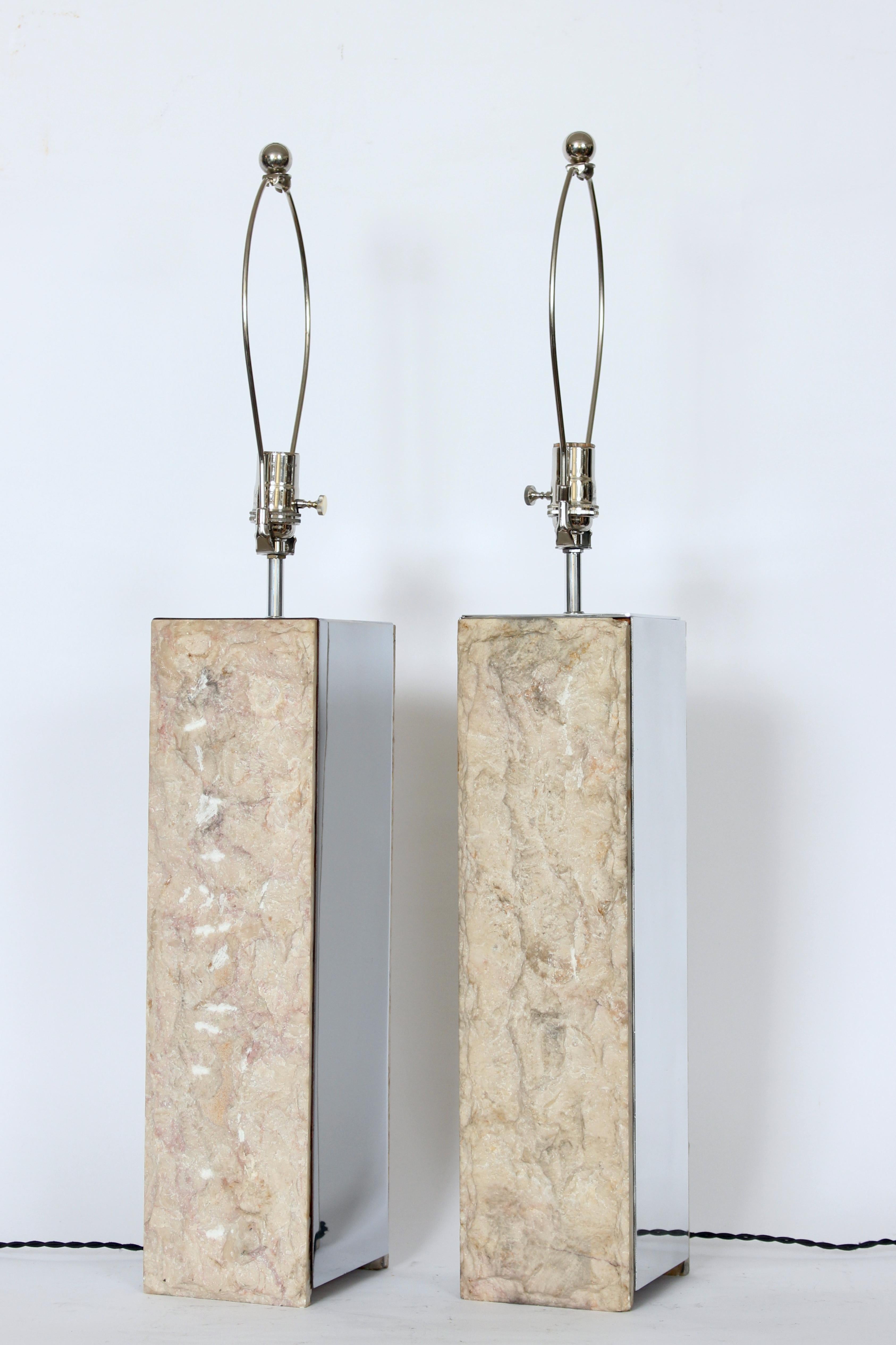 Substantielle paire de lampes de bureau italiennes Laurel en marbre taillé brut et métal poli en vente 12