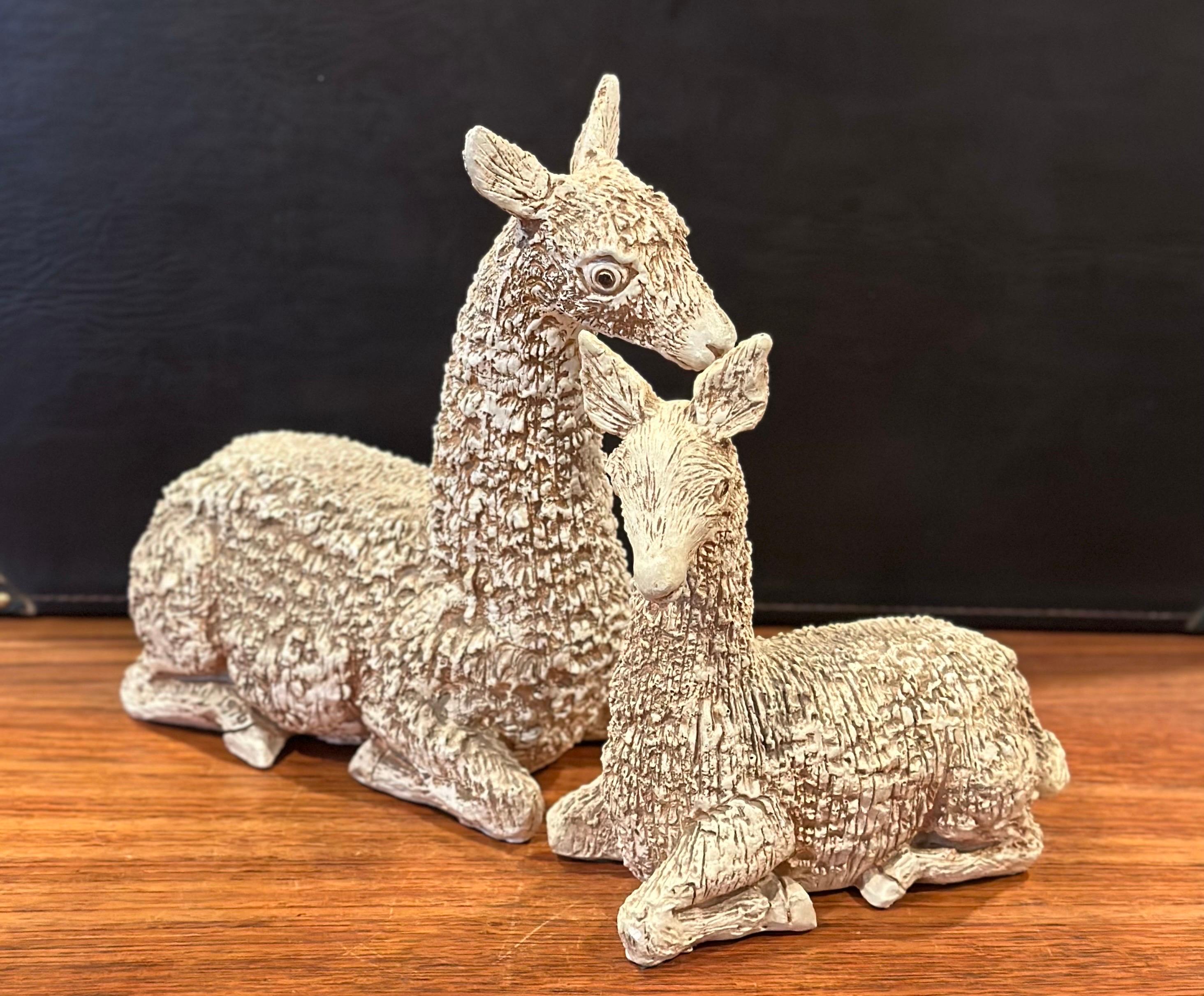 Bemerkenswertes Paar Llamas aus der Mitte des Jahrhunderts von Jaru (amerikanisch) im Angebot
