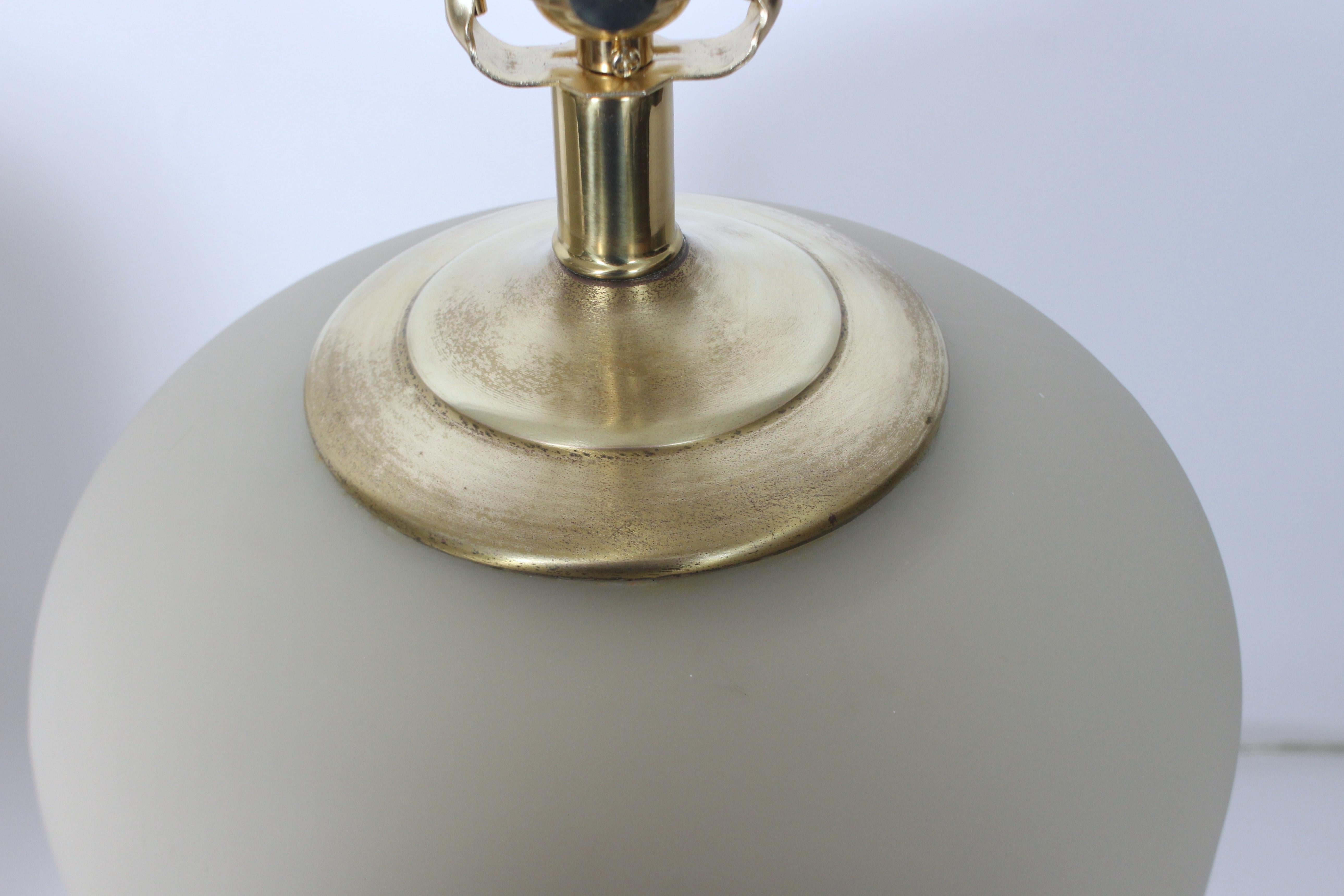 Sustancial Pareja de Lámparas de Mesa de Vidrio Esmerilado de Color Topo Pálido, Años 80 en venta 6