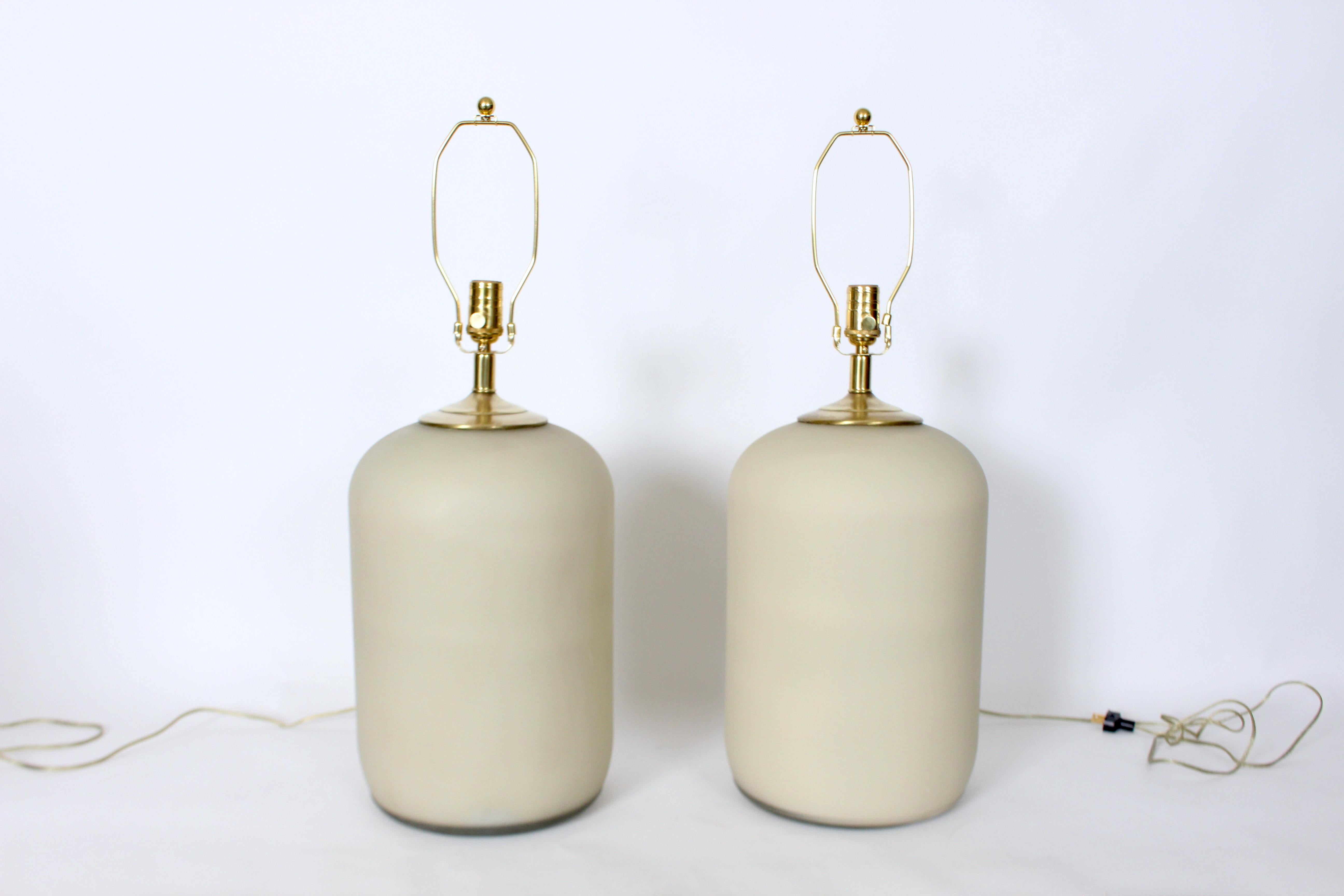 Sustancial Pareja de Lámparas de Mesa de Vidrio Esmerilado de Color Topo Pálido, Años 80 en venta 10