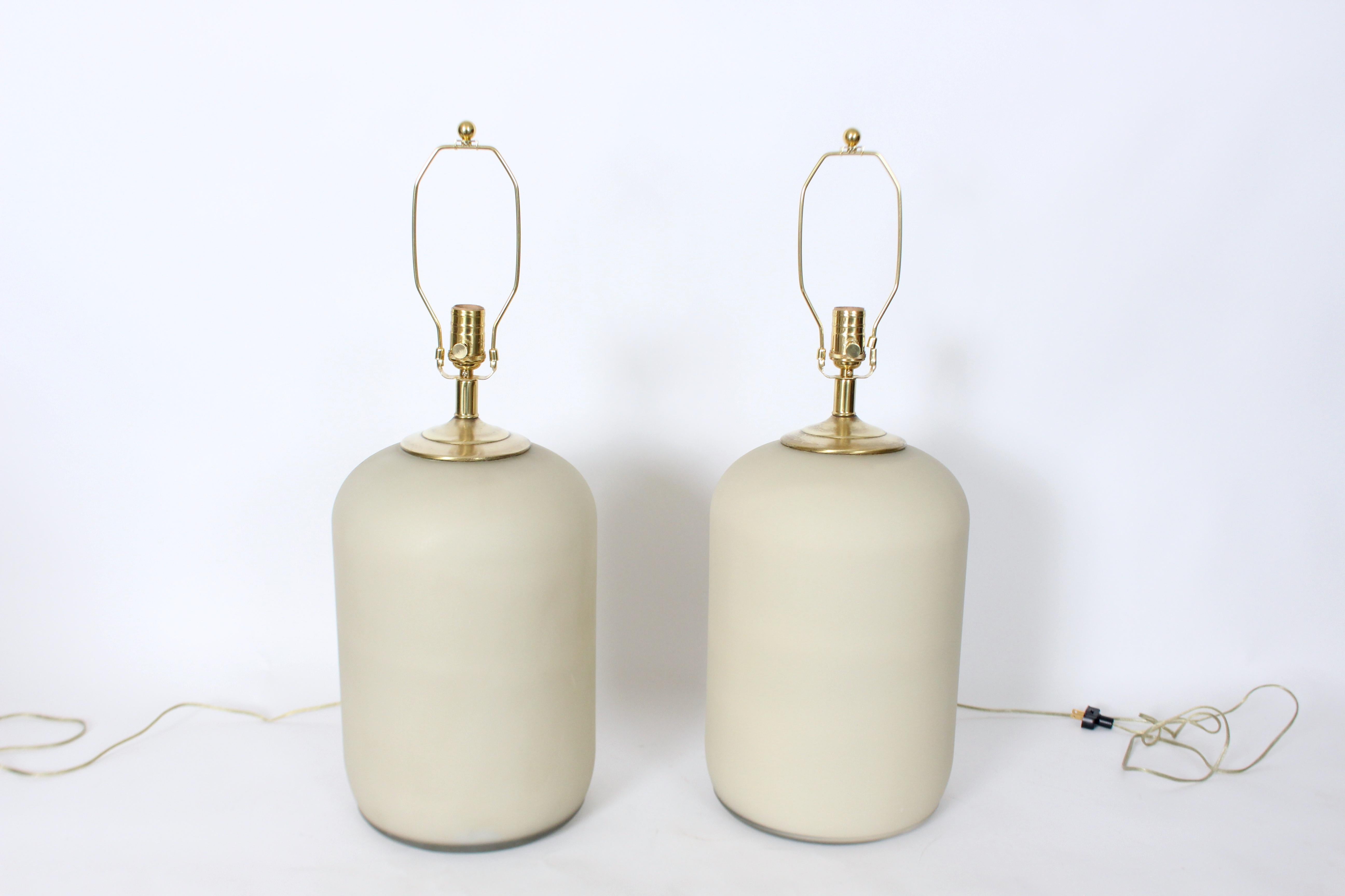 Sustancial Pareja de Lámparas de Mesa de Vidrio Esmerilado de Color Topo Pálido, Años 80 Estadounidense en venta