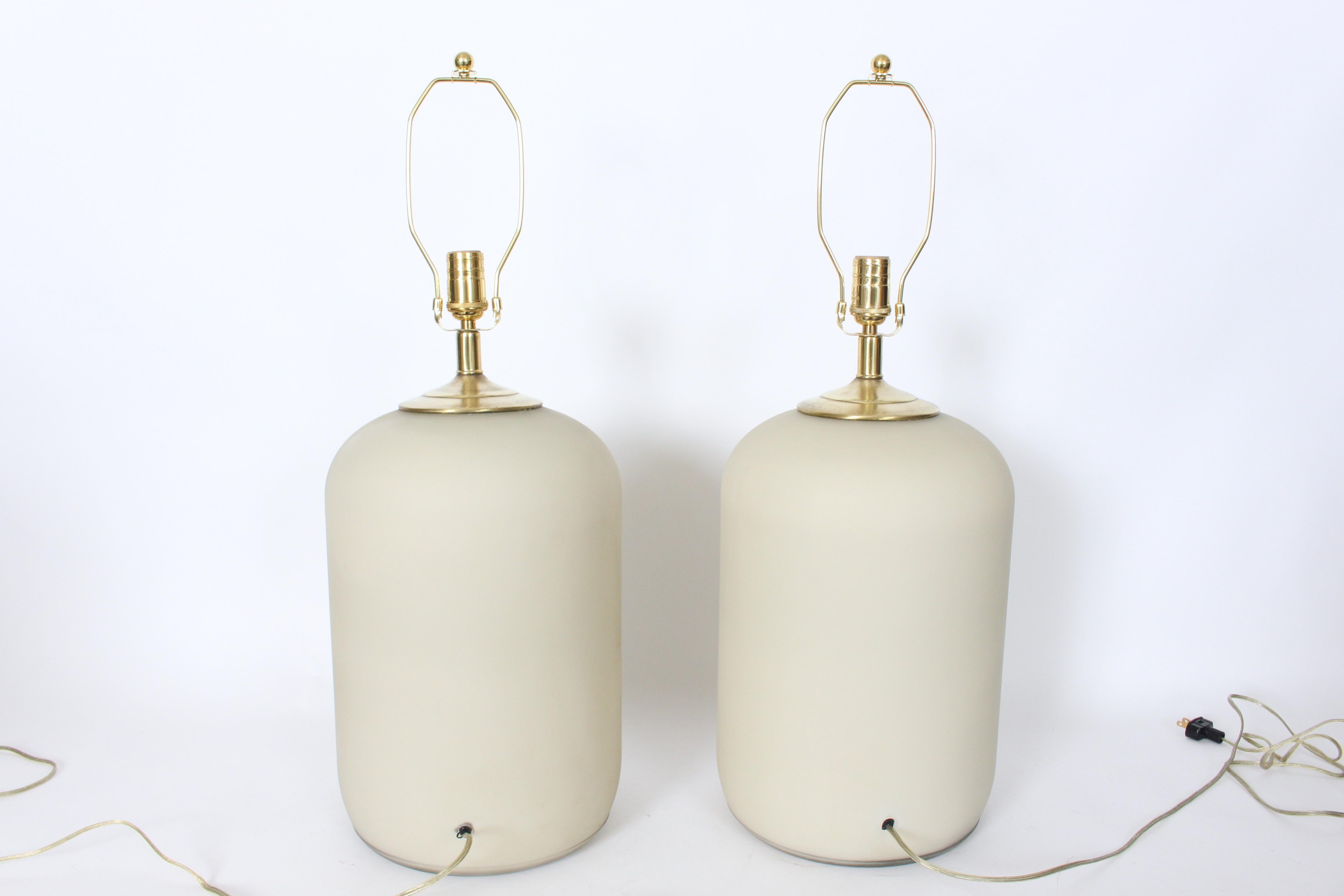 Sustancial Pareja de Lámparas de Mesa de Vidrio Esmerilado de Color Topo Pálido, Años 80 Esmaltado en venta