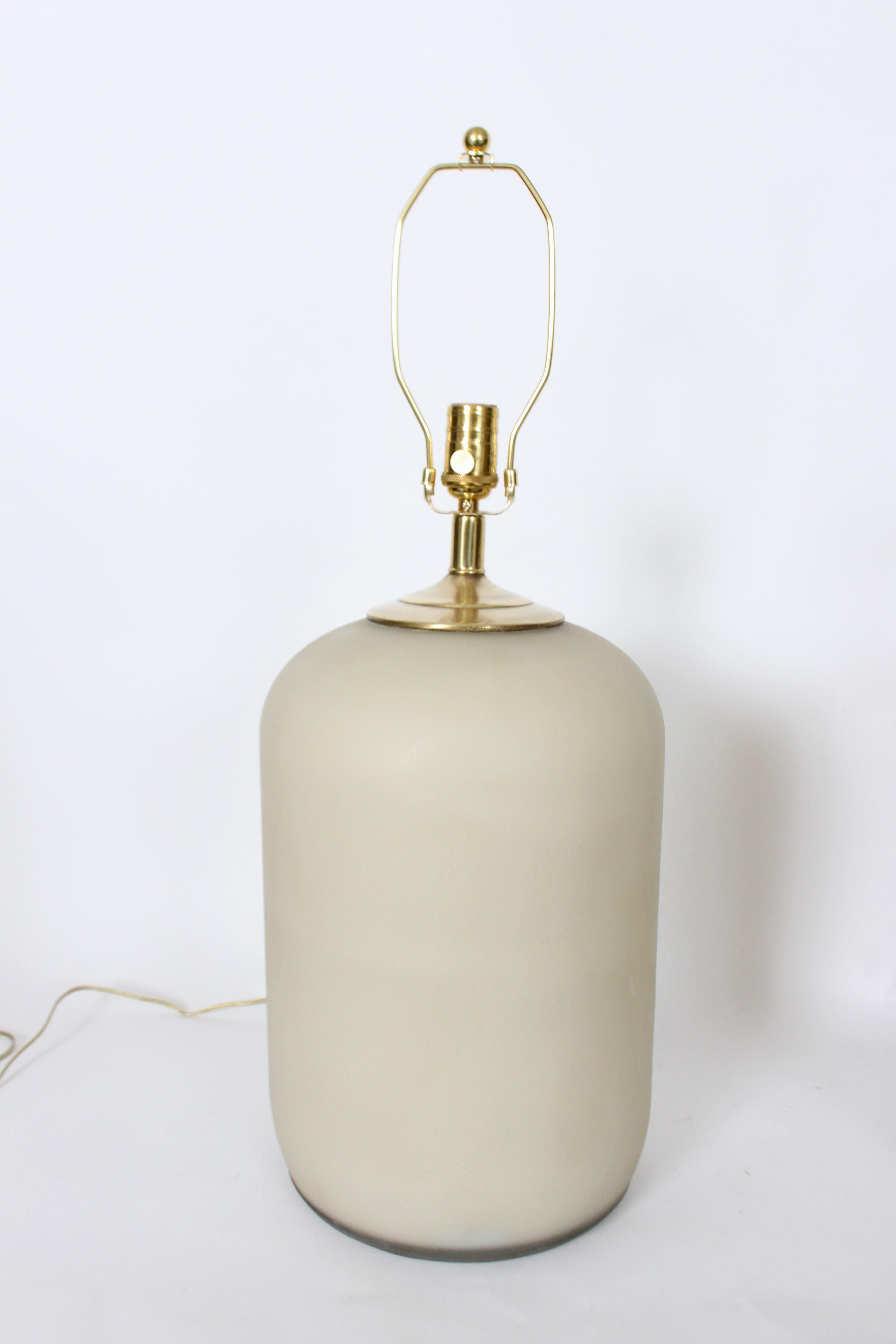 Sustancial Pareja de Lámparas de Mesa de Vidrio Esmerilado de Color Topo Pálido, Años 80 en Bueno estado para la venta en Bainbridge, NY