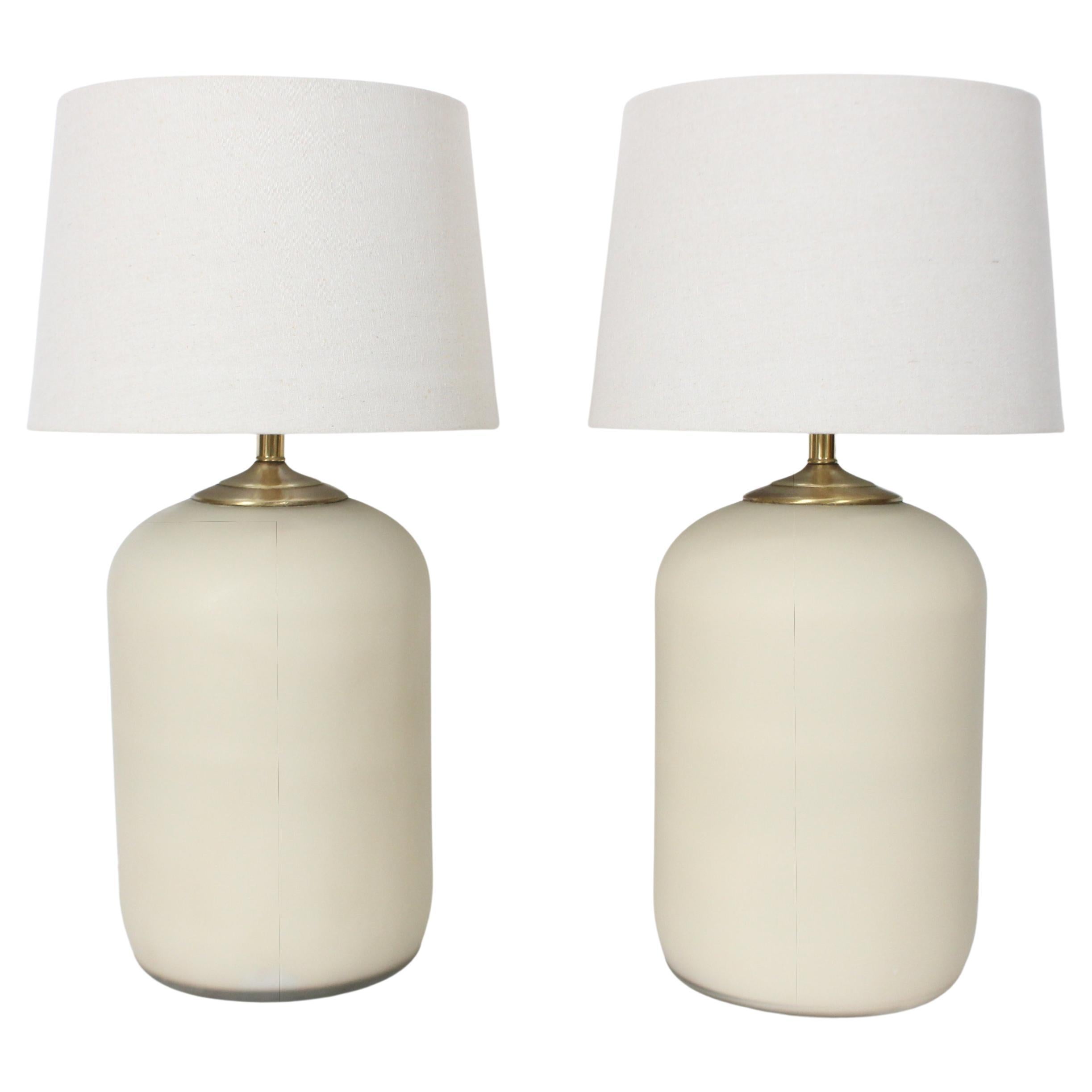 Importante paire de lampes de table en verre dépoli taupe pâle, années 1980