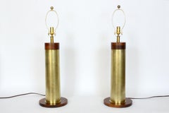 Importante Pareja de Lámparas de Mesa "Trench Art" de Latón y Nogal Estilo Walter Von Nessen