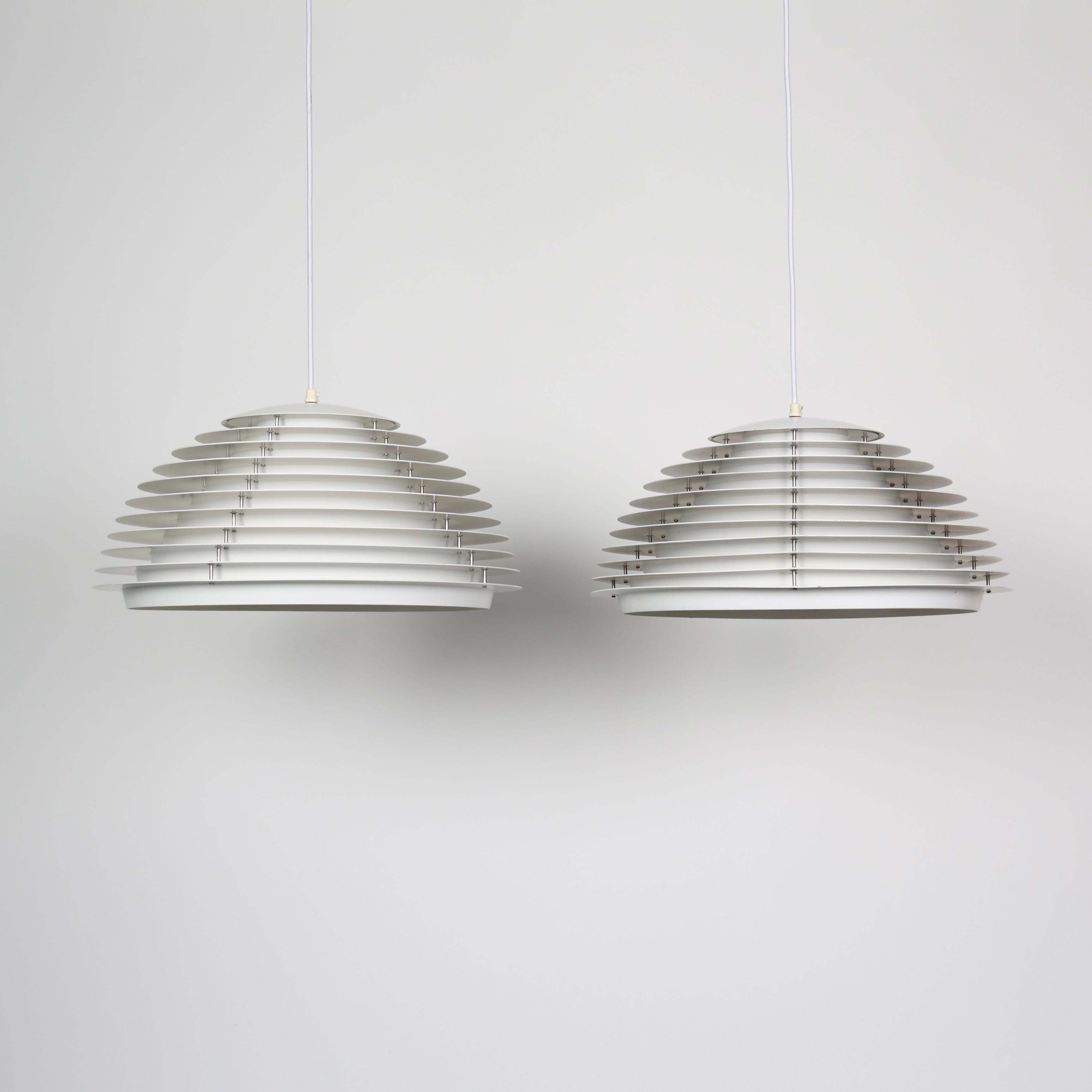 Conjunto de lámparas colgantes blancas sustanciales diseñadas por Jon Olafson y Petur B. Luthersson para Fog and Morup en la década de 1960.

* Juego (2) de lámparas colgantes blancas de varias capas, construcción muy pesada
* Diseñador: Jon Olafson