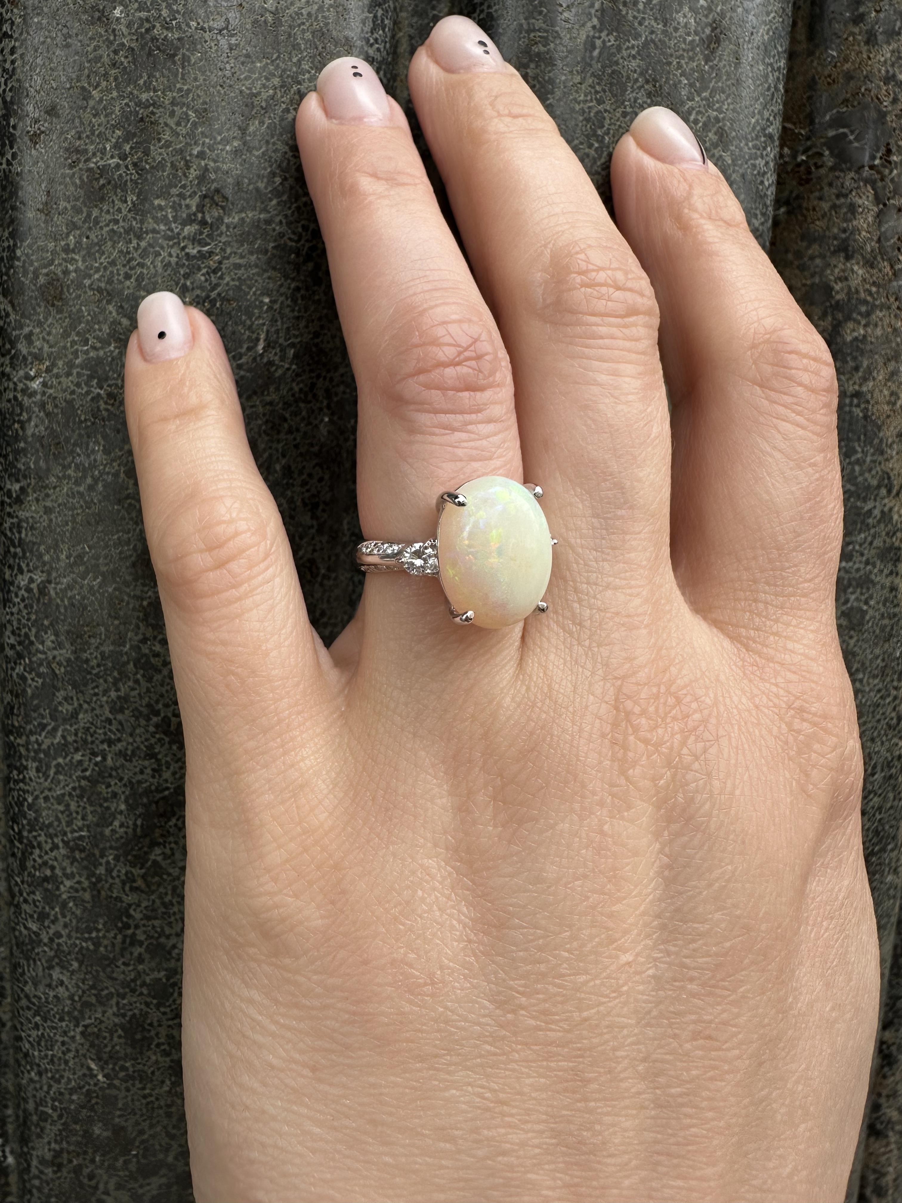 Anello da cocktail in platino con opale ovale cabochon e diamante da 6,4 carati In condizioni ottime in vendita a Montclair, NJ