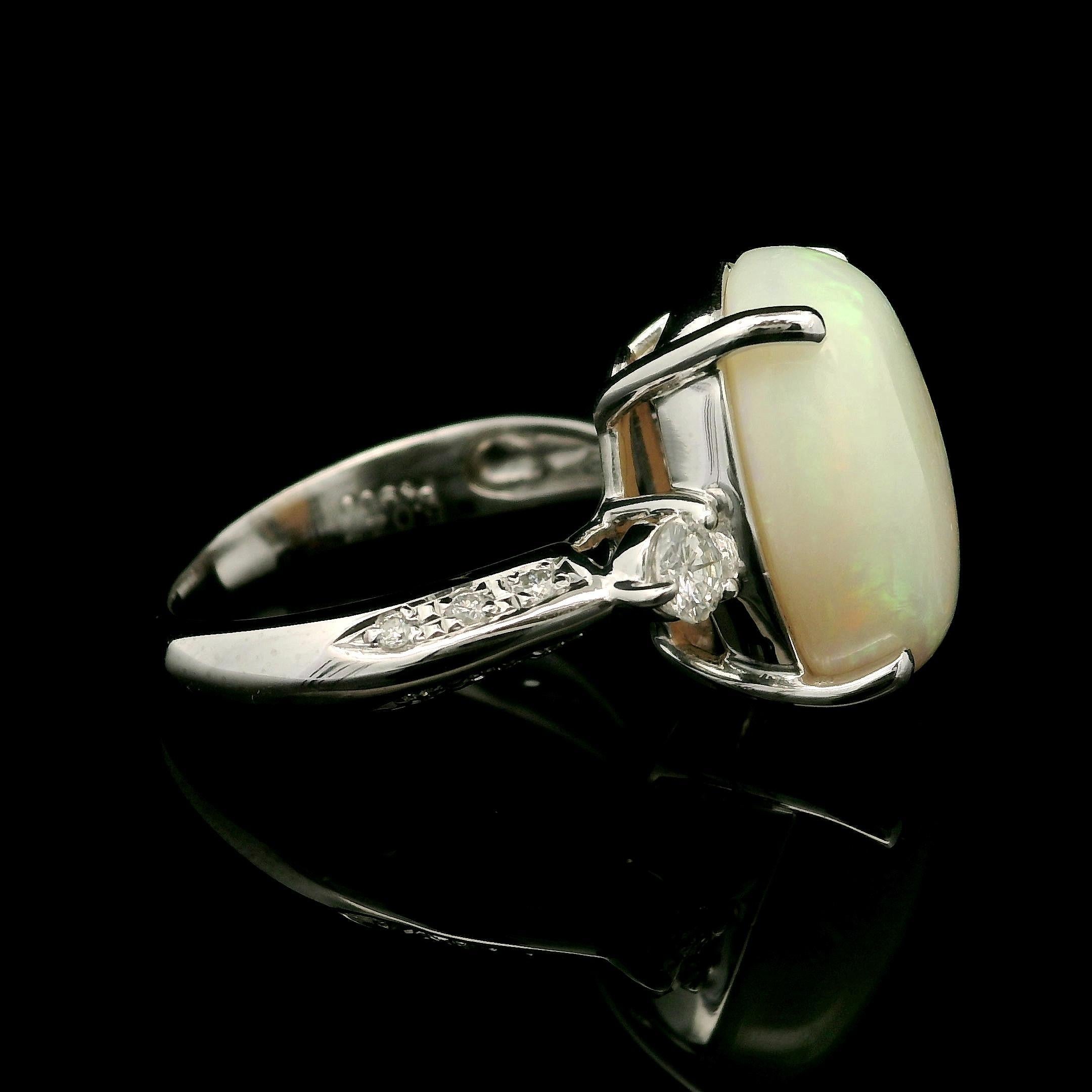Donna Anello da cocktail in platino con opale ovale cabochon e diamante da 6,4 carati in vendita
