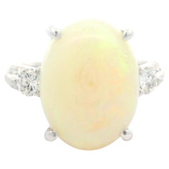 Substantielle bague cocktail en platine avec opale cabochon ovale de 6,4 carats et diamants