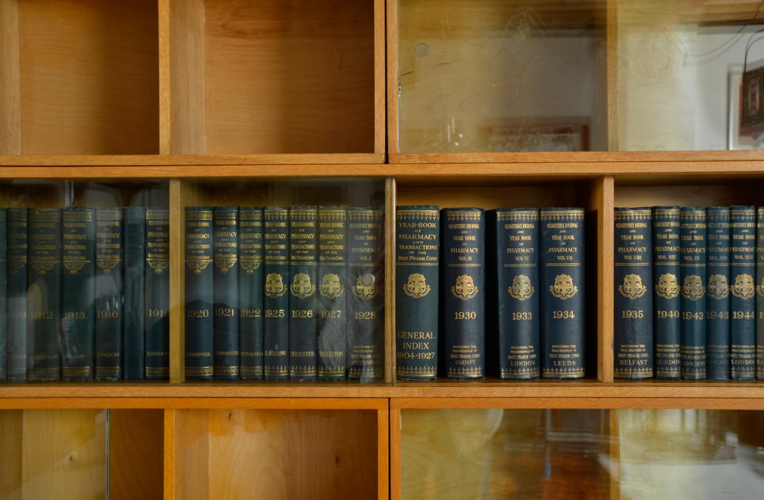 Substantial Post-War Unix Sectional Modular Oak Library Bookcase Shop Fitting For Sale 3