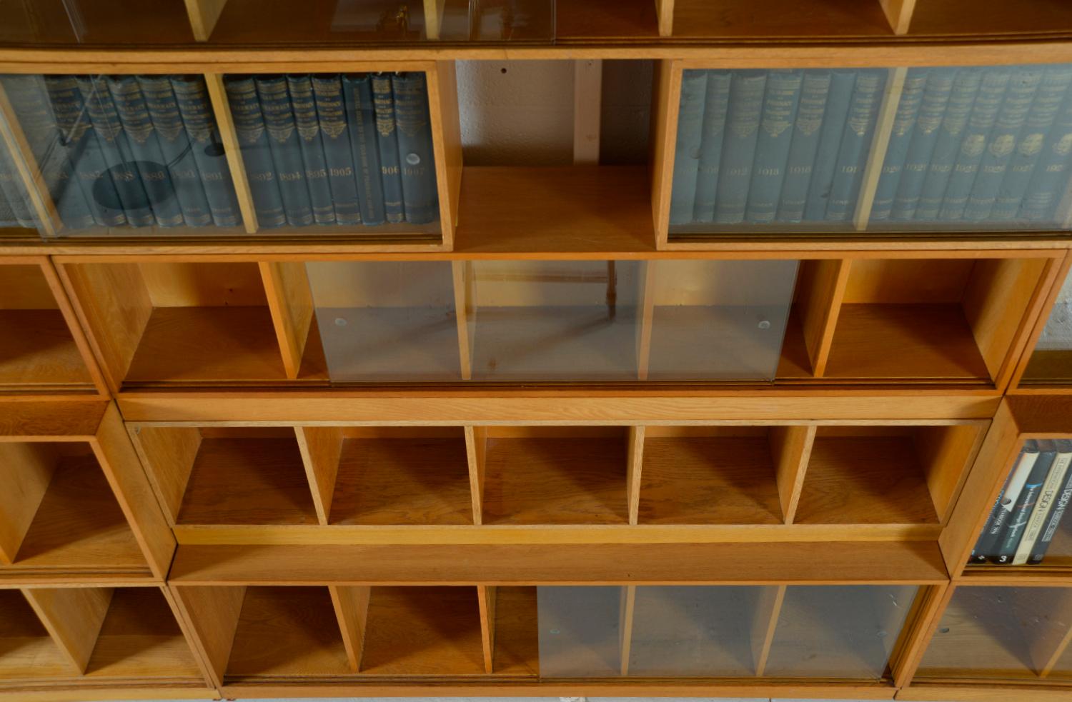 Substantial Post-War Unix Sectional Modular Oak Library Bookcase Shop Fitting For Sale 10