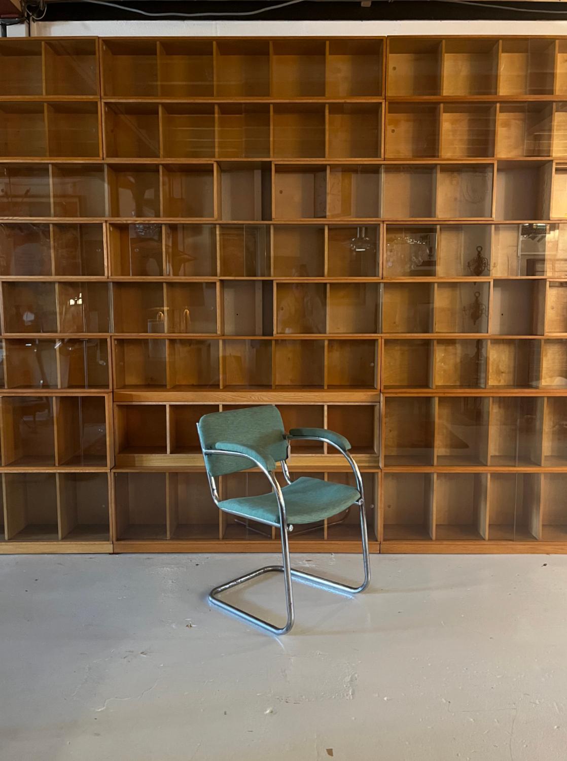 Substantial Post-War Unix Sectional Modular Oak Library Bookcase Shop Fitting For Sale 12