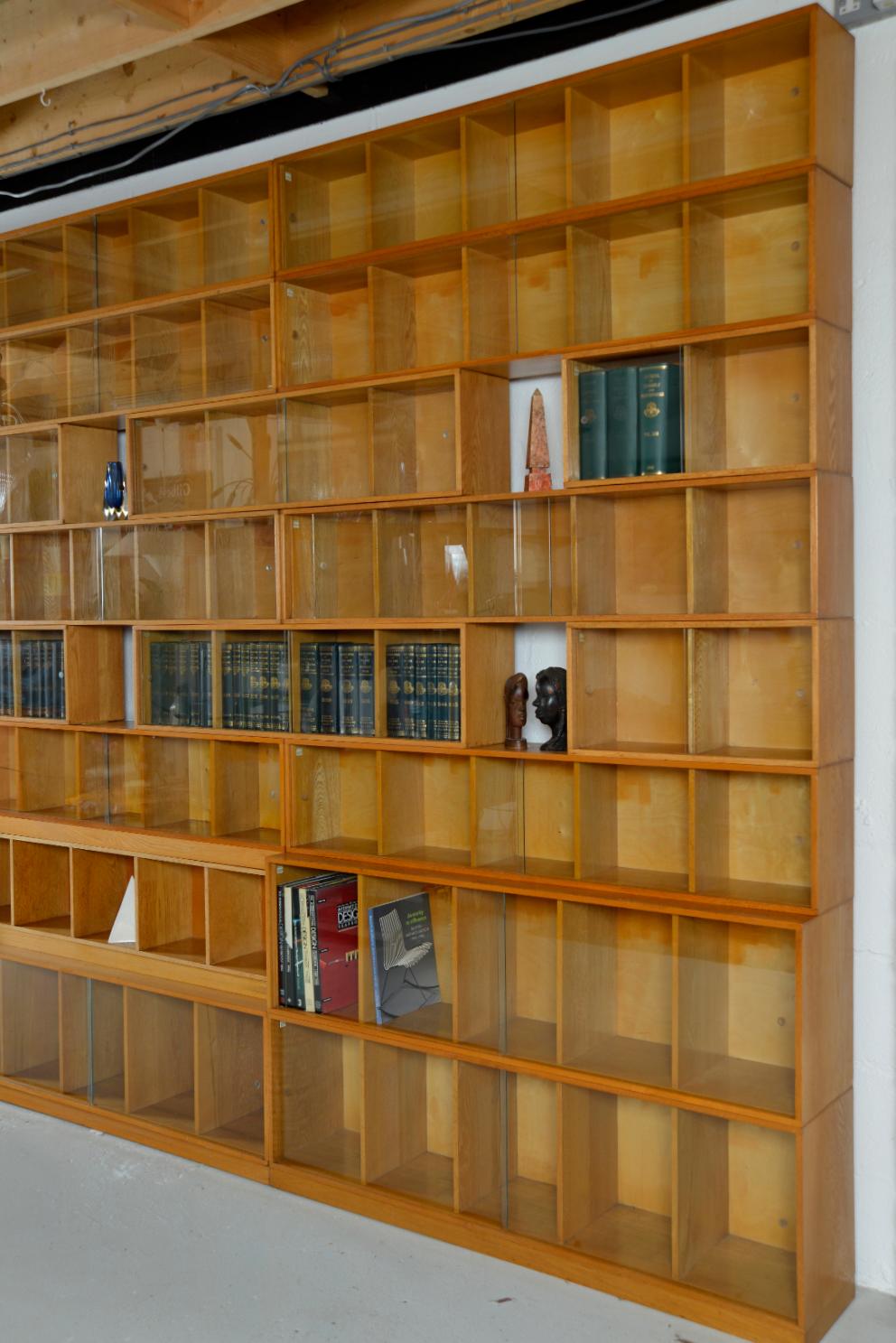 Substantial Post-War Unix Sectional Modular Oak Library Bookcase Shop Fitting In Good Condition For Sale In Sherborne, Dorset