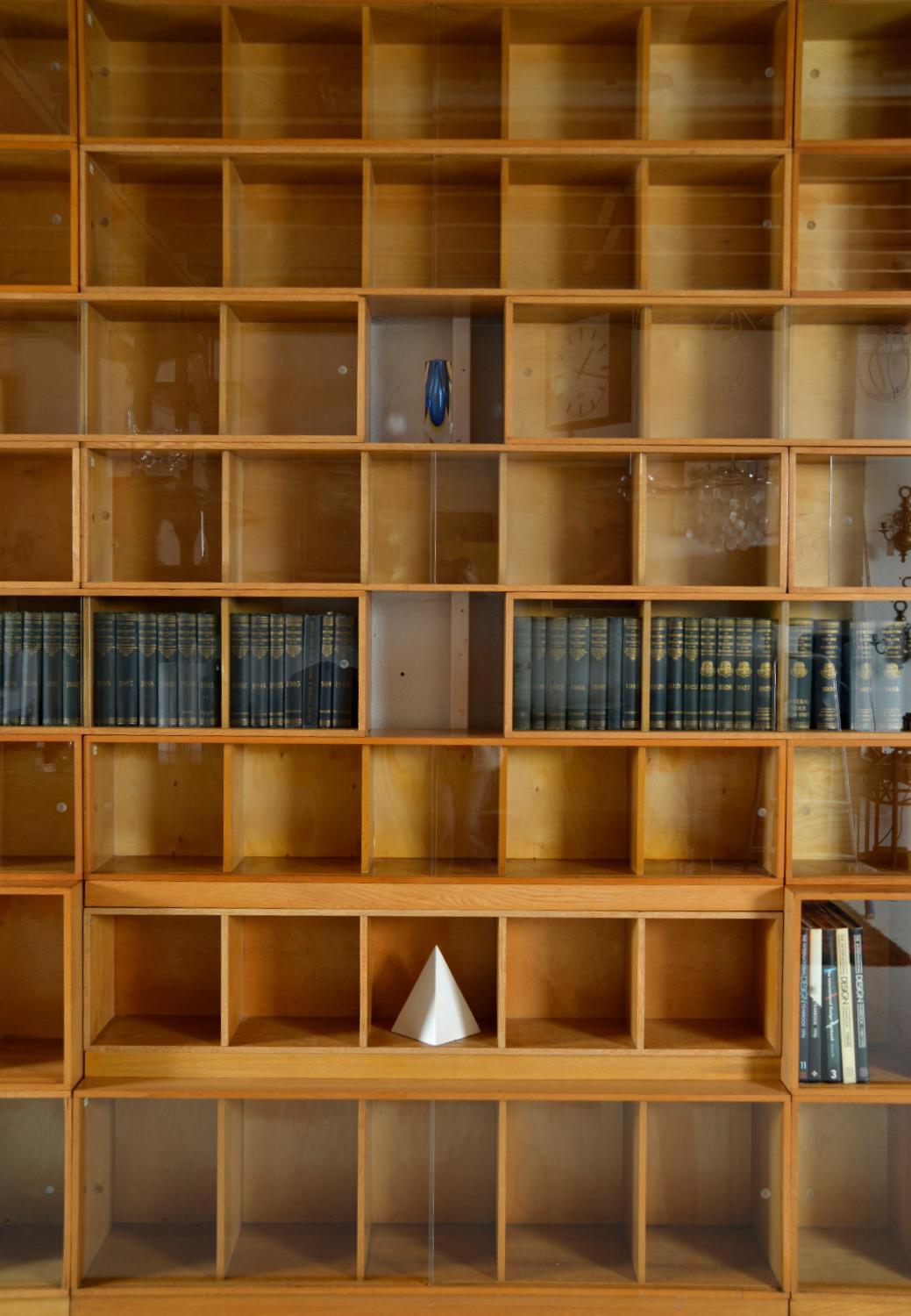 20th Century Substantial Post-War Unix Sectional Modular Oak Library Bookcase Shop Fitting For Sale