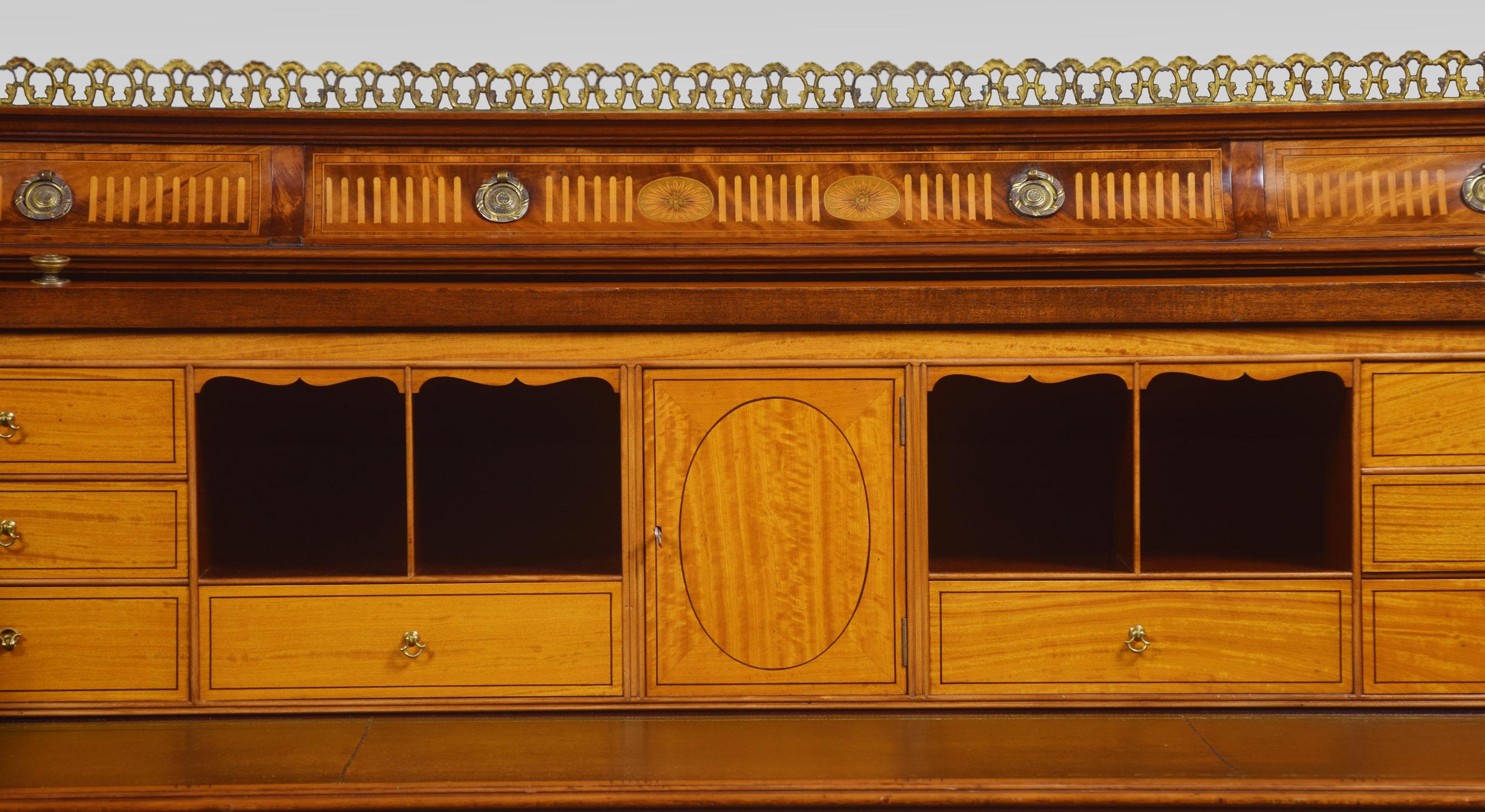 Substantial Sheraton Revival Marquetry Inlaid Cylinder Bureau In Good Condition In Cheshire, GB