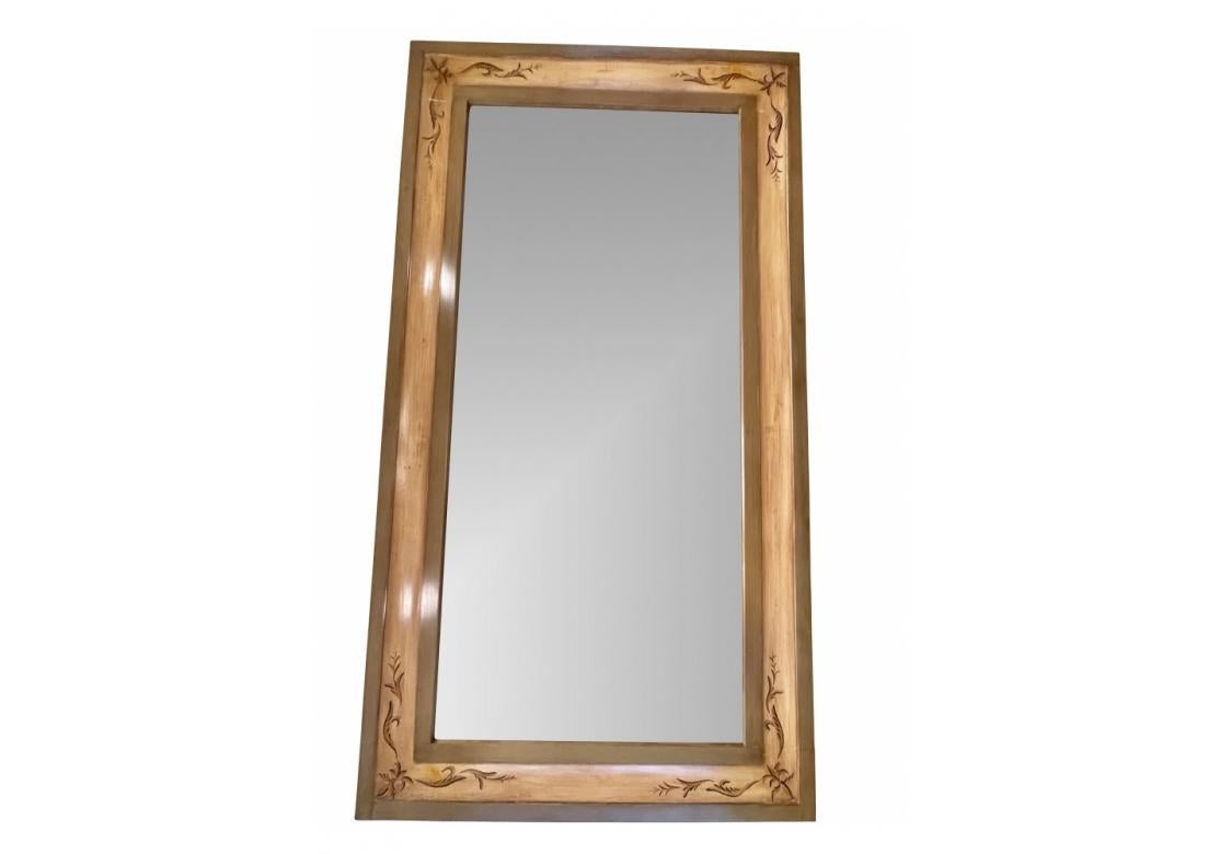 Ein großer bodenlanger Spiegel aus Gesso und handbemalt, mit kontrastierenden Bändern und mit Blattmotiven verziert.
Abmessungen: 
35