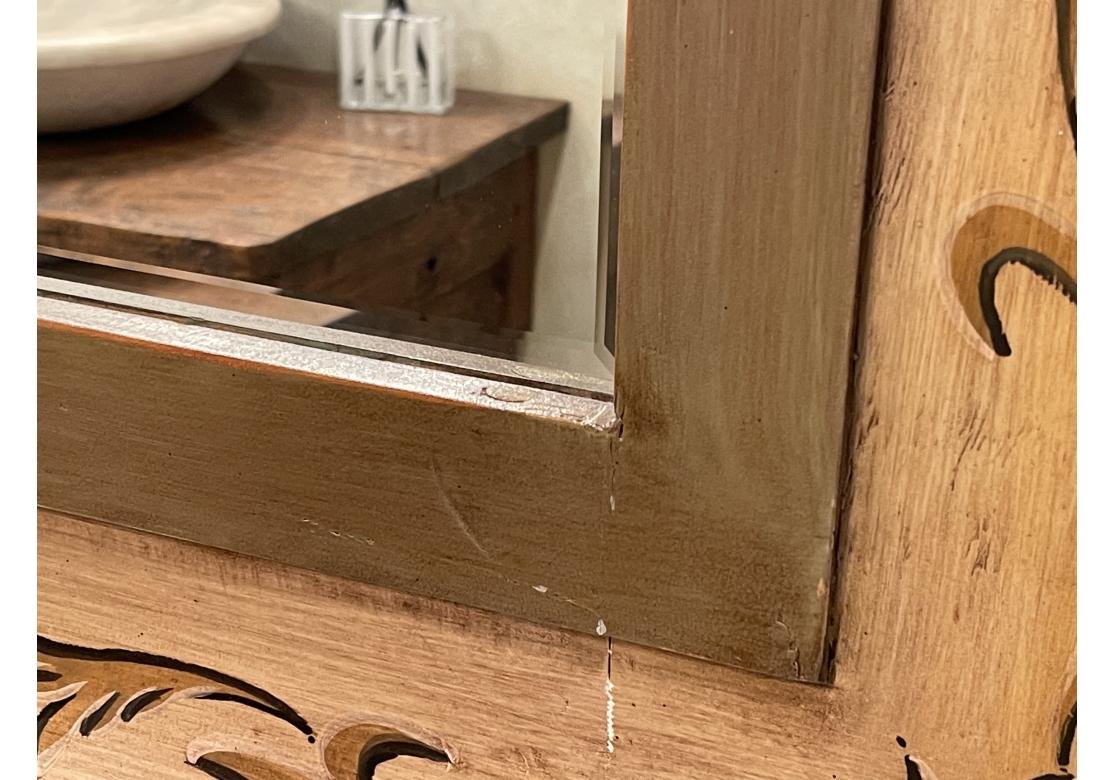 Substanzielle gebeizt dunklem Holz gerahmt gewölbten Spiegel mit handgemalten Dekoration (Moderne der Mitte des Jahrhunderts) im Angebot