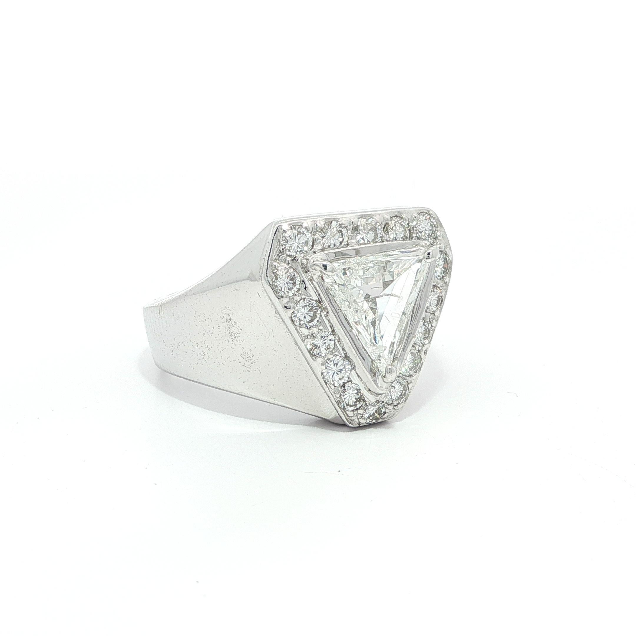 Substantial Unisex White Gold 1.75ctw Large Trillion & Round Diamond Band Ring For Sale 6