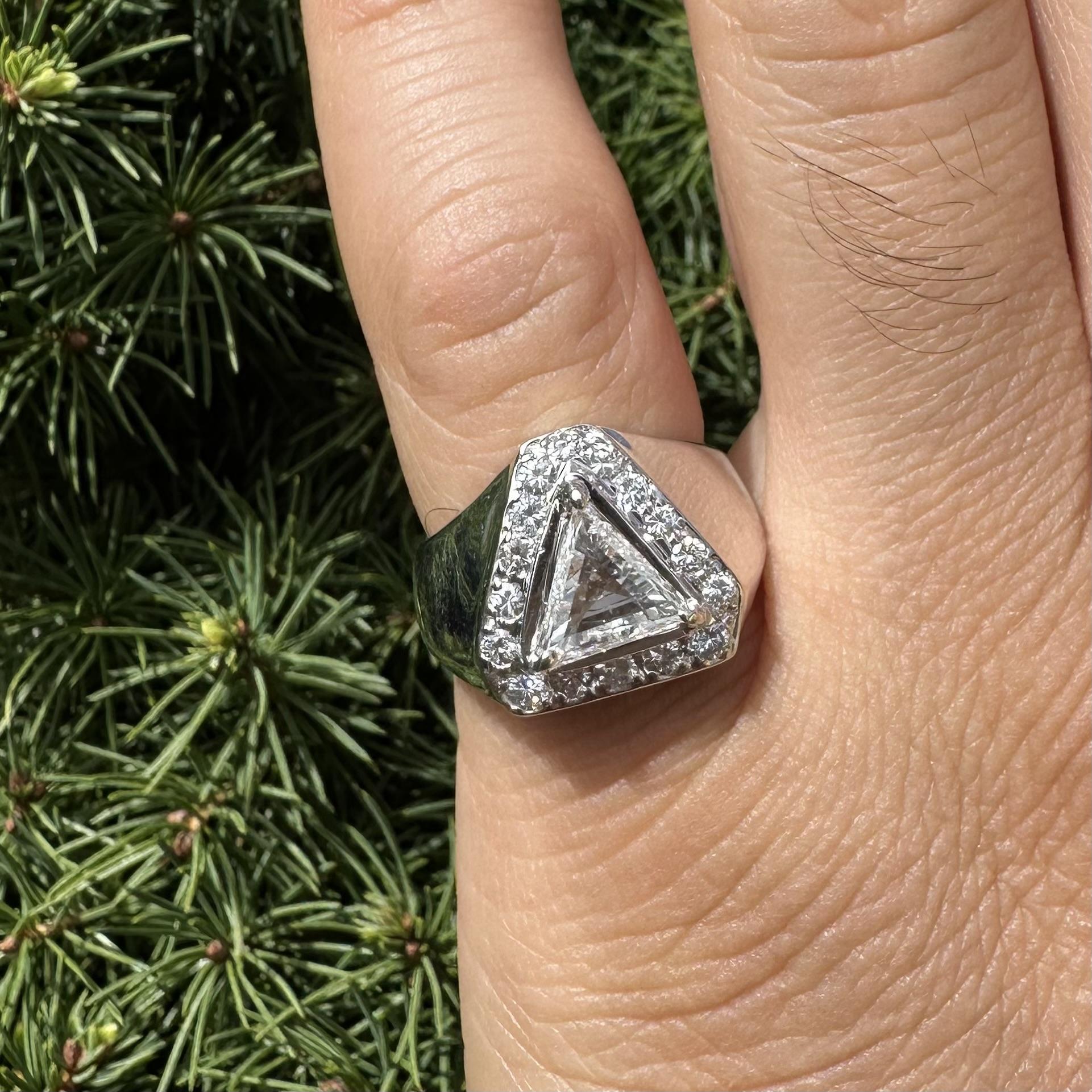 Substantial Unisex White Gold 1.75ctw Large Trillion & Round Diamond Band Ring For Sale 7