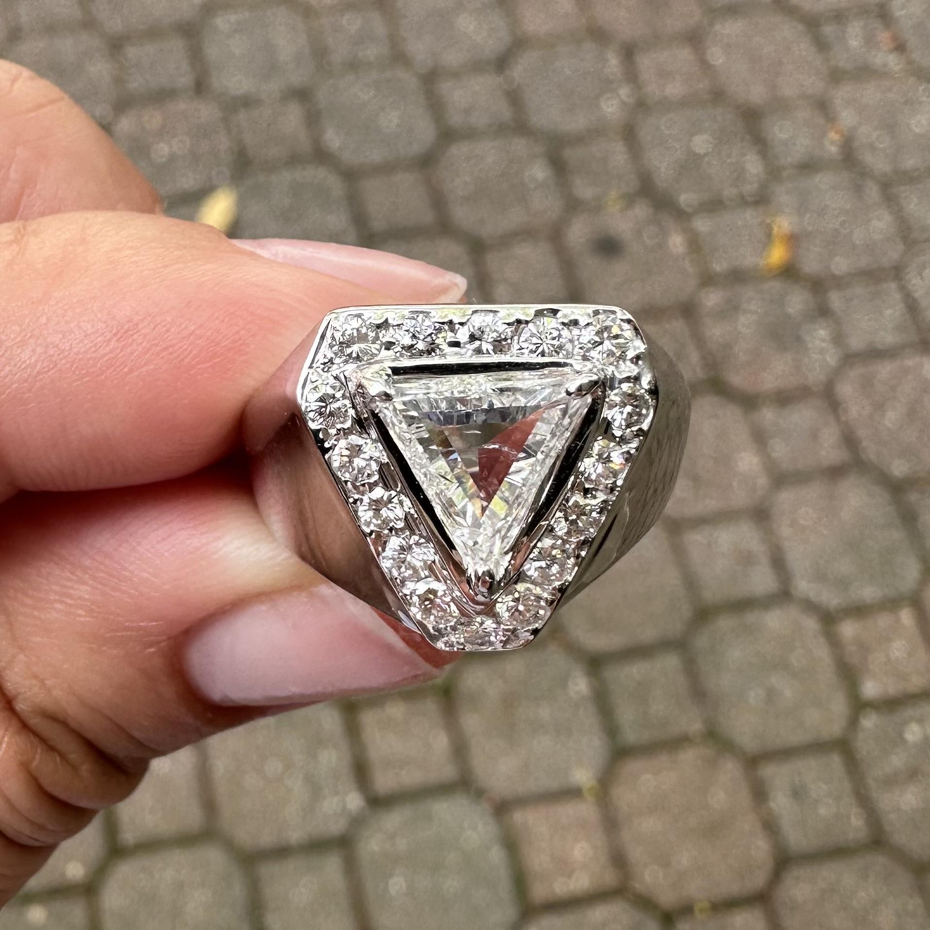 Substantial Unisex White Gold 1.75ctw Large Trillion & Round Diamond Band Ring For Sale 8