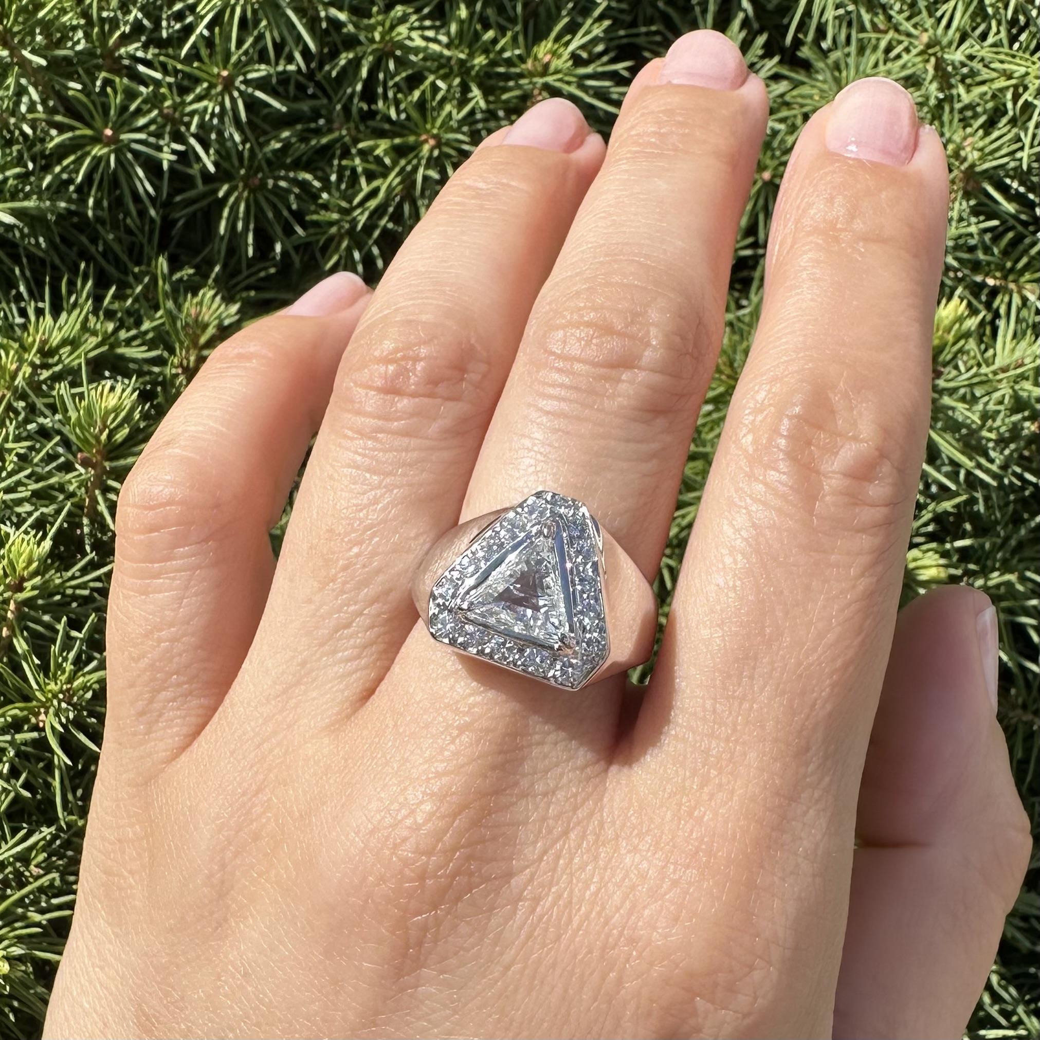 Substantial Unisex White Gold 1.75ctw Large Trillion & Round Diamond Band Ring For Sale 9