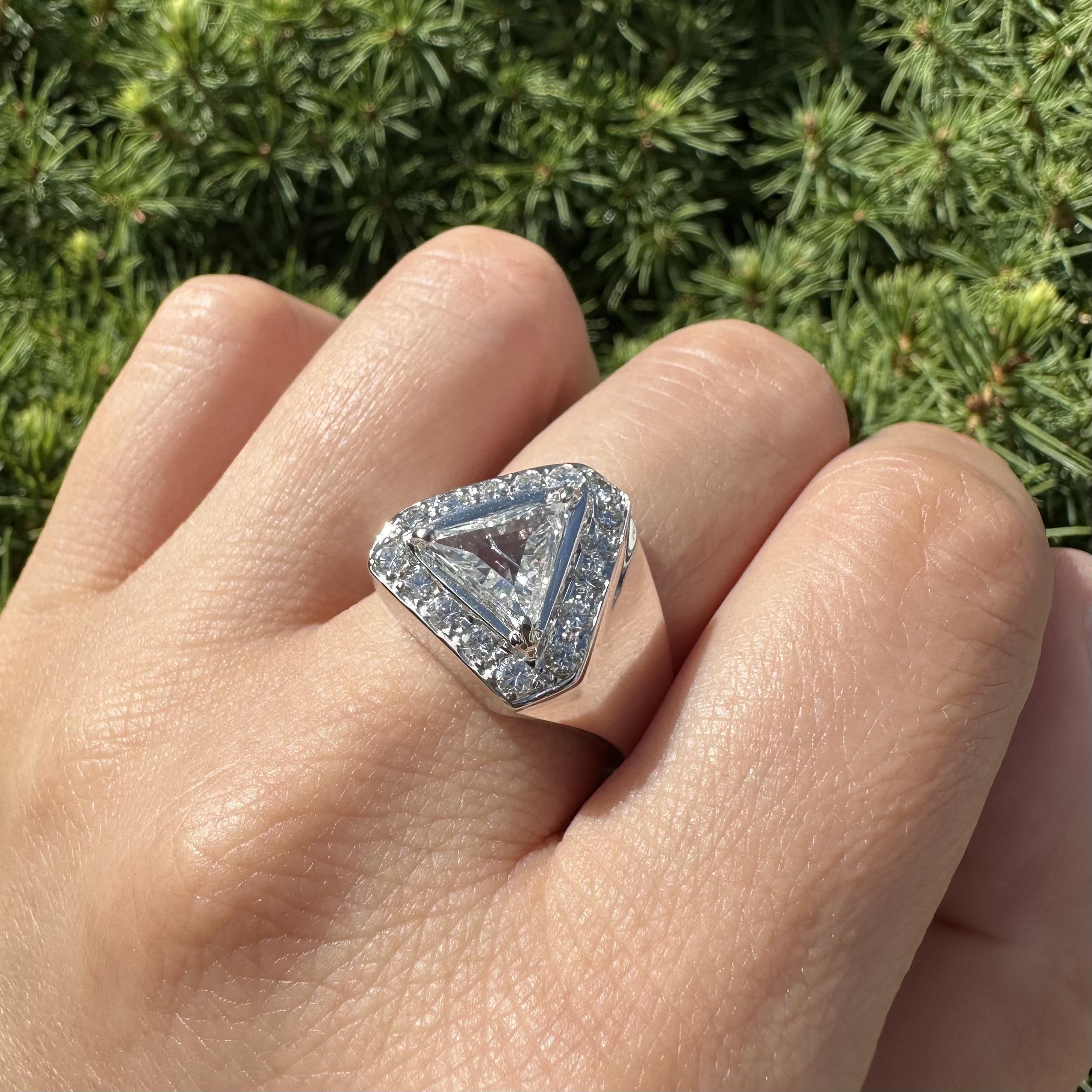 Substantial Unisex White Gold 1.75ctw Large Trillion & Round Diamond Band Ring For Sale 10