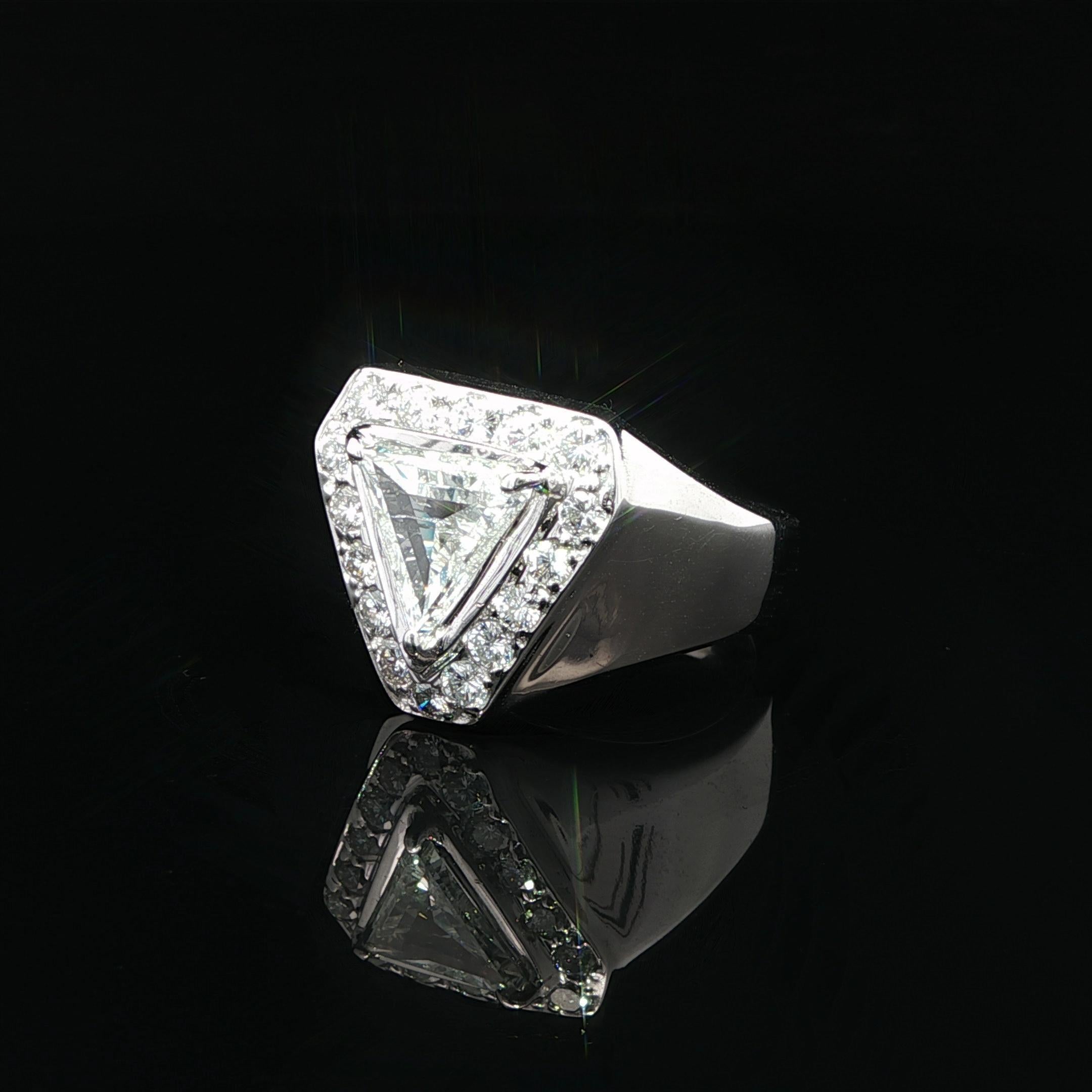 Substantial Unisex White Gold 1.75ctw Large Trillion & Round Diamond Band Ring In Good Condition For Sale In Montclair, NJ