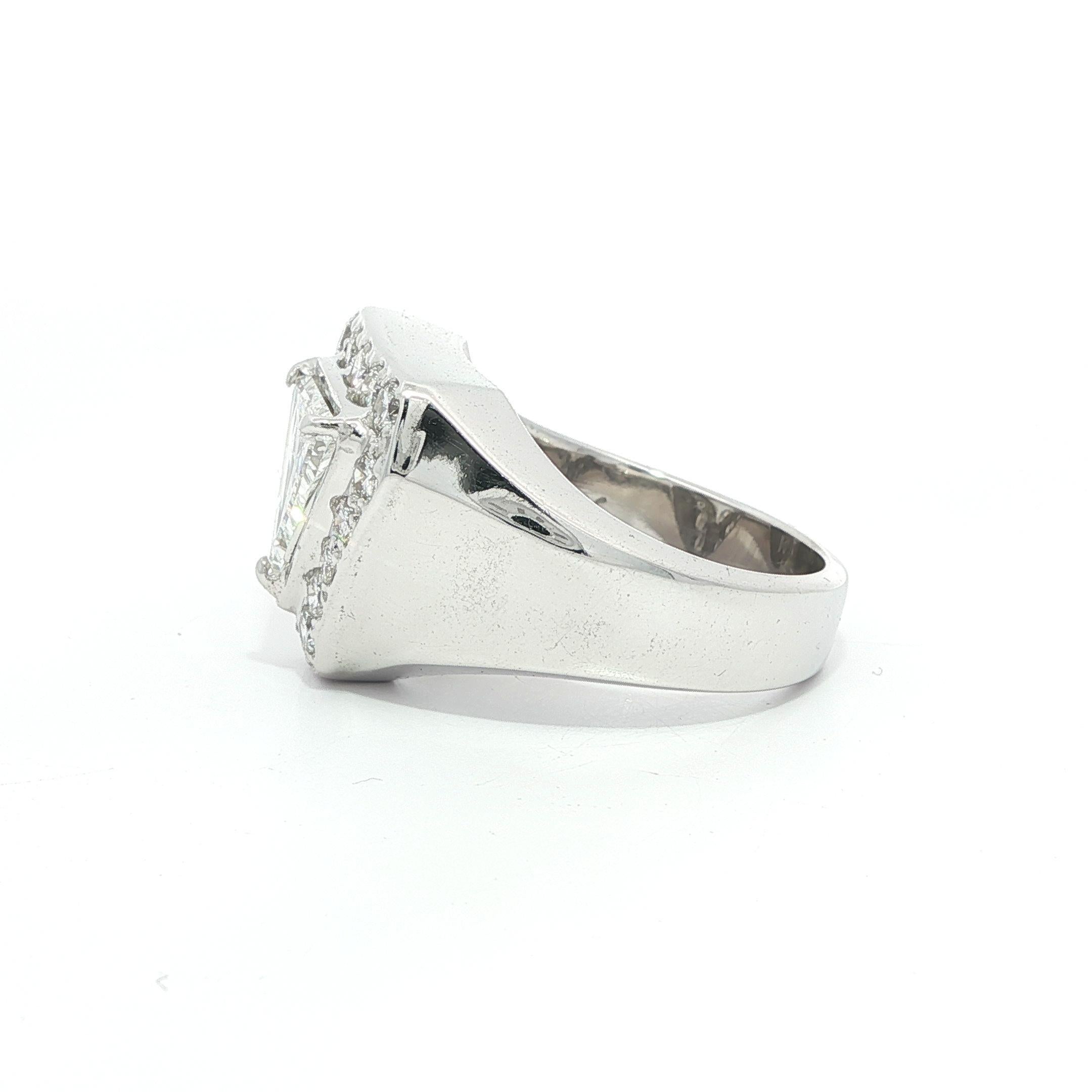 Substantial Unisex White Gold 1.75ctw Large Trillion & Round Diamond Band Ring For Sale 2