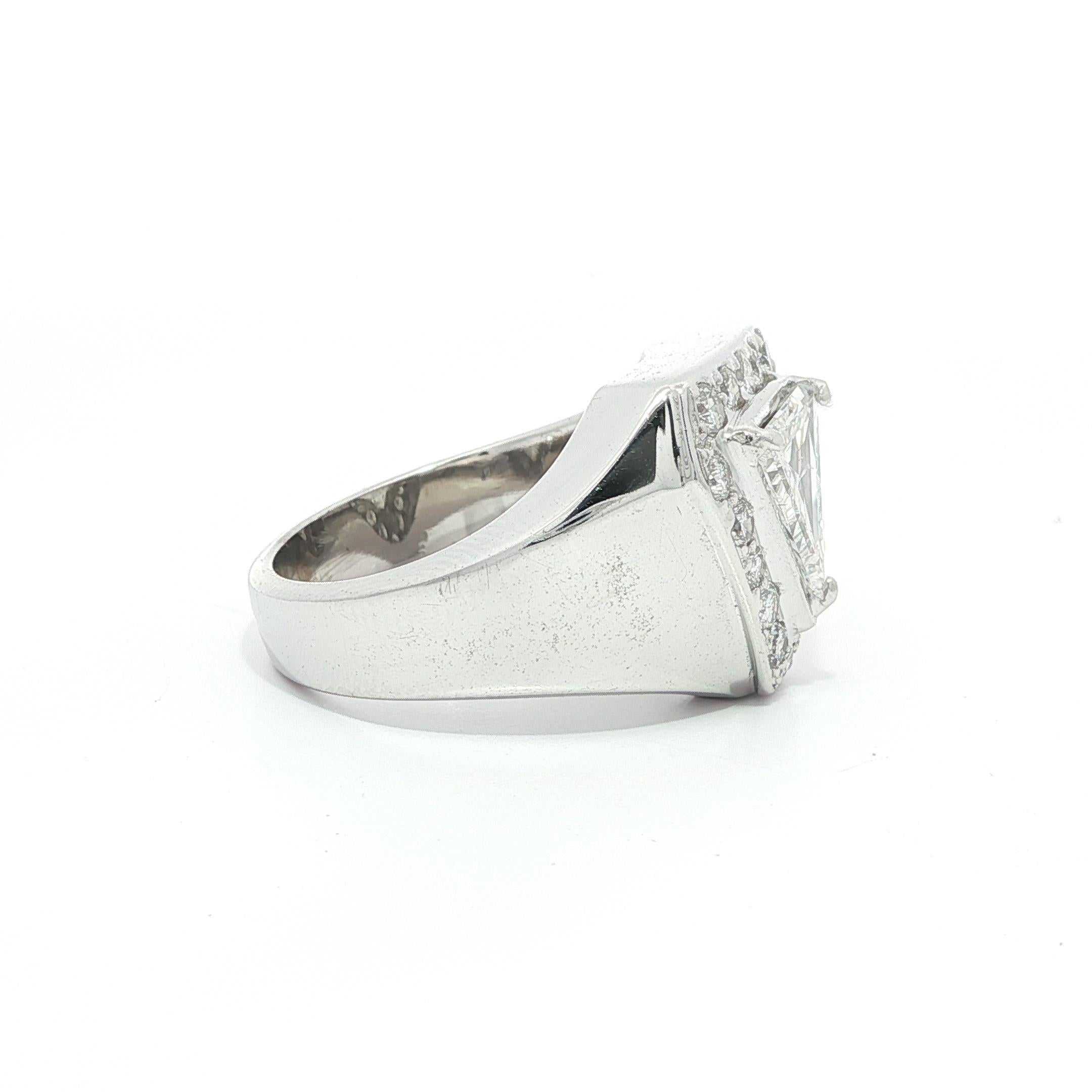 Substantial Unisex White Gold 1.75ctw Large Trillion & Round Diamond Band Ring For Sale 4