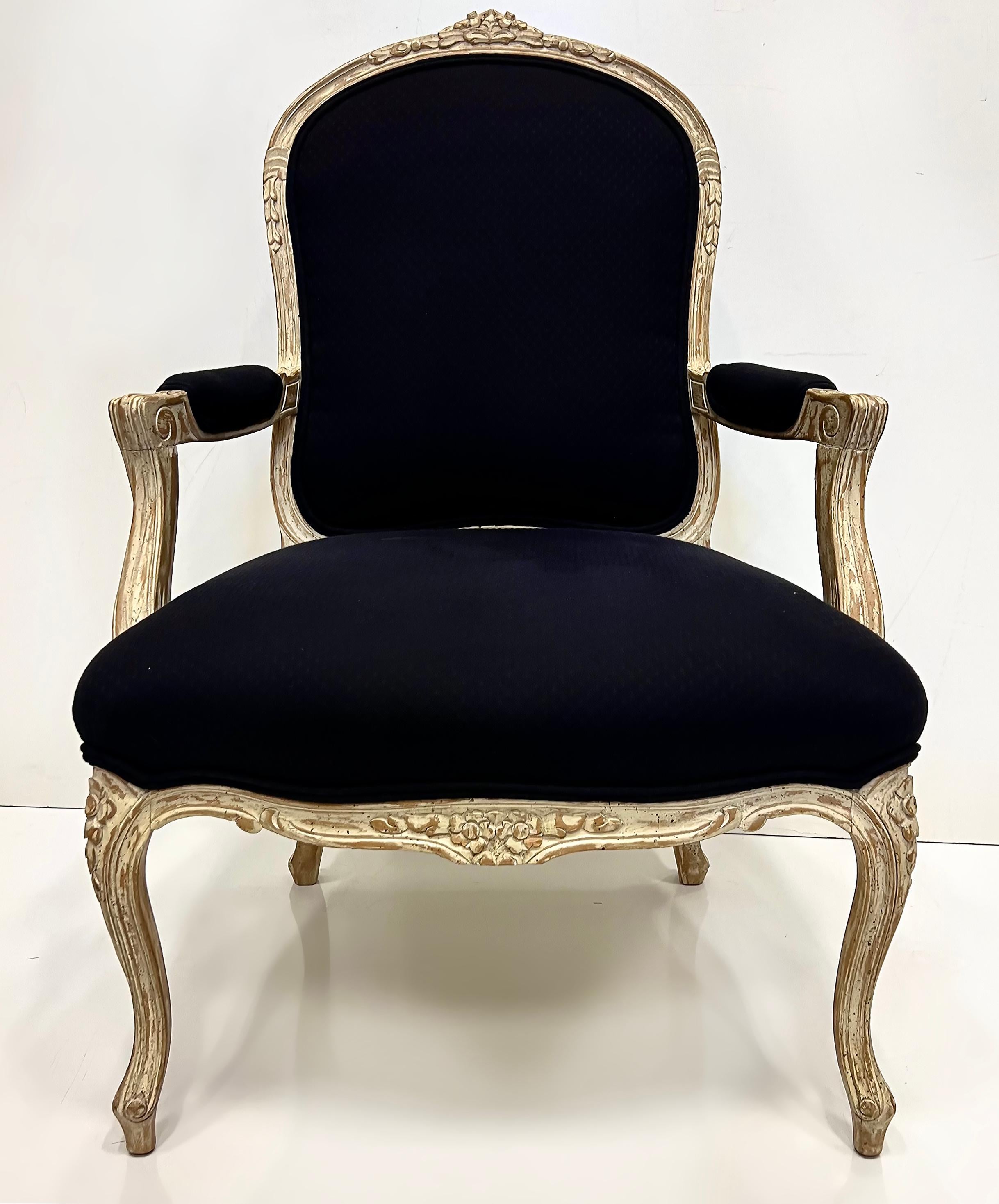 Substantielle Paire de Chaises Fauteuil Vintage Style Louis XV, Grande échelle

Nous proposons à la vente une paire de fauteuils ouverts de style Louis XV du XXe siècle.  Les chaises sont bien faites et ont une grande envergure. En outre, ils sont