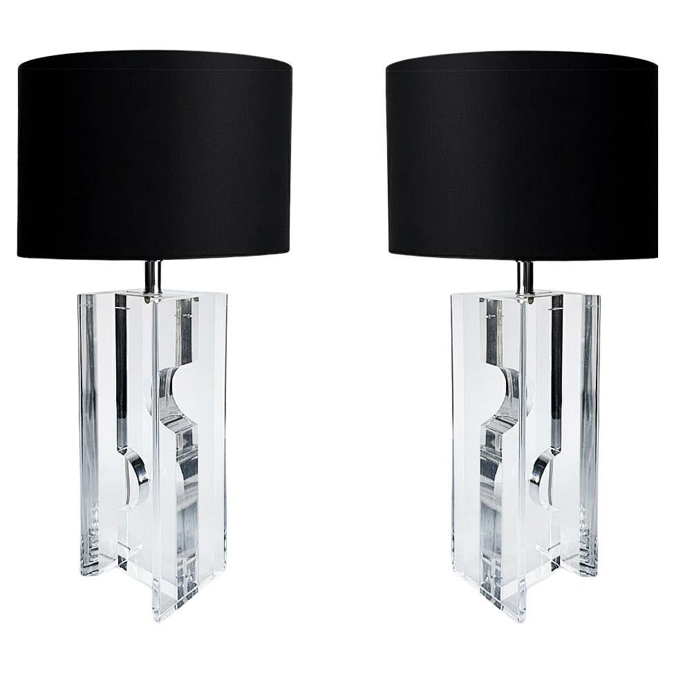 Substantielle paire de lampes de table postmodernes sculpturales en lucite d'époque

By Vintage est une paire de lampes de table postmodernes en Lucite, très épaisses et lourdes.  Les bases sont des formes sculpturales découpées qui sont superbes