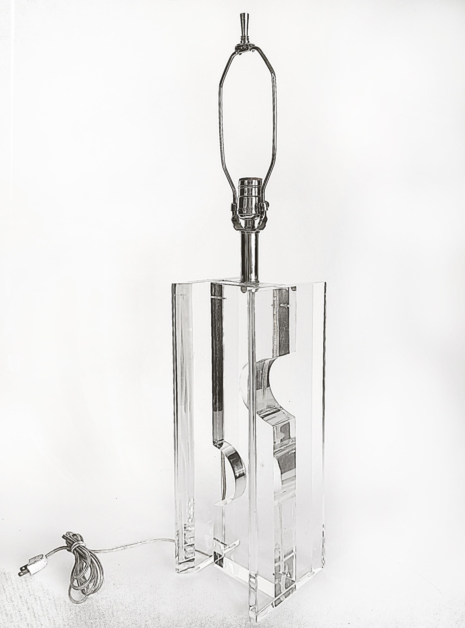 Postmoderne Substantielle paire de lampes de table postmodernes sculpturales en lucite d'époque en vente