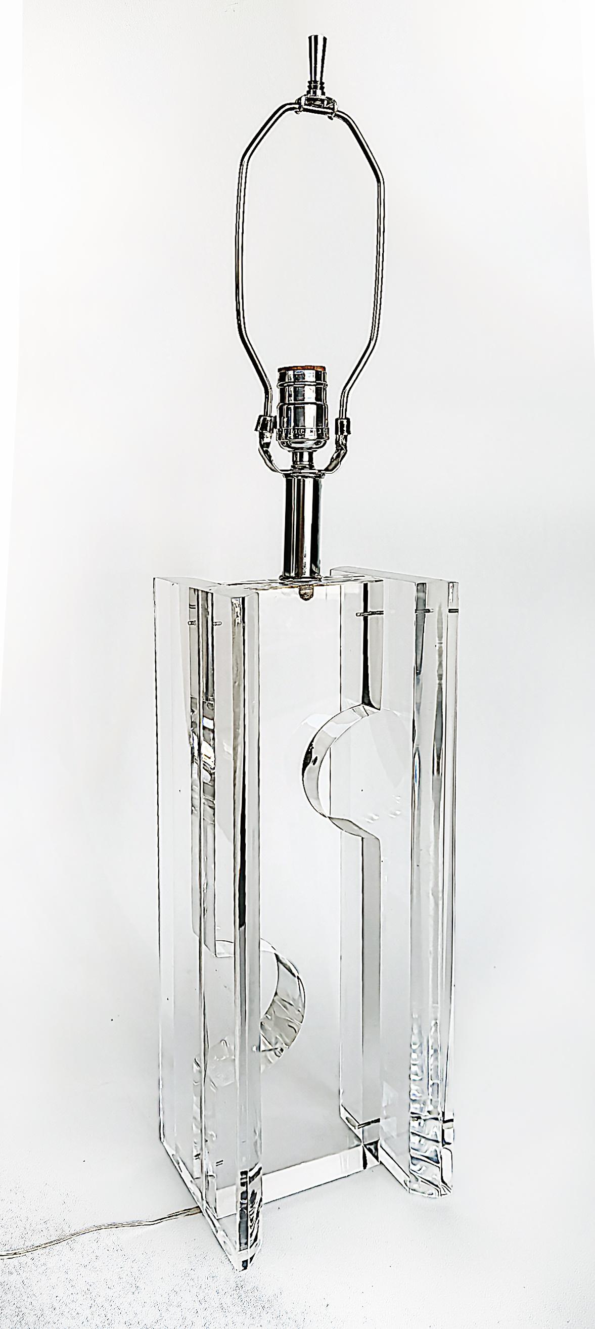 Substantielle paire de lampes de table postmodernes sculpturales en lucite d'époque Bon état - En vente à Miami, FL