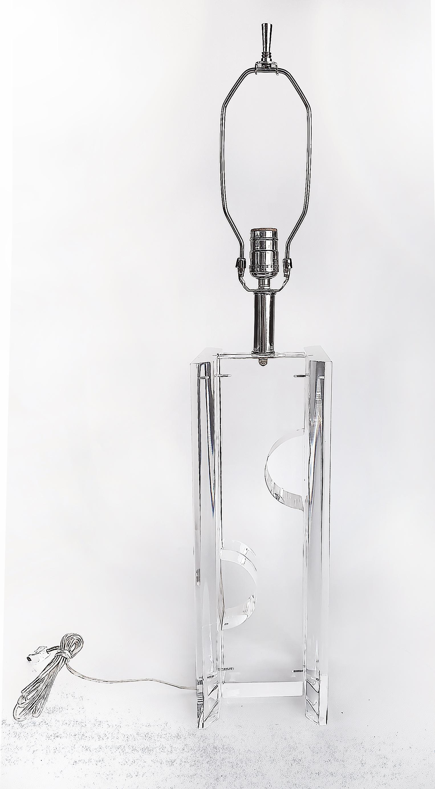 20ième siècle Substantielle paire de lampes de table postmodernes sculpturales en lucite d'époque en vente