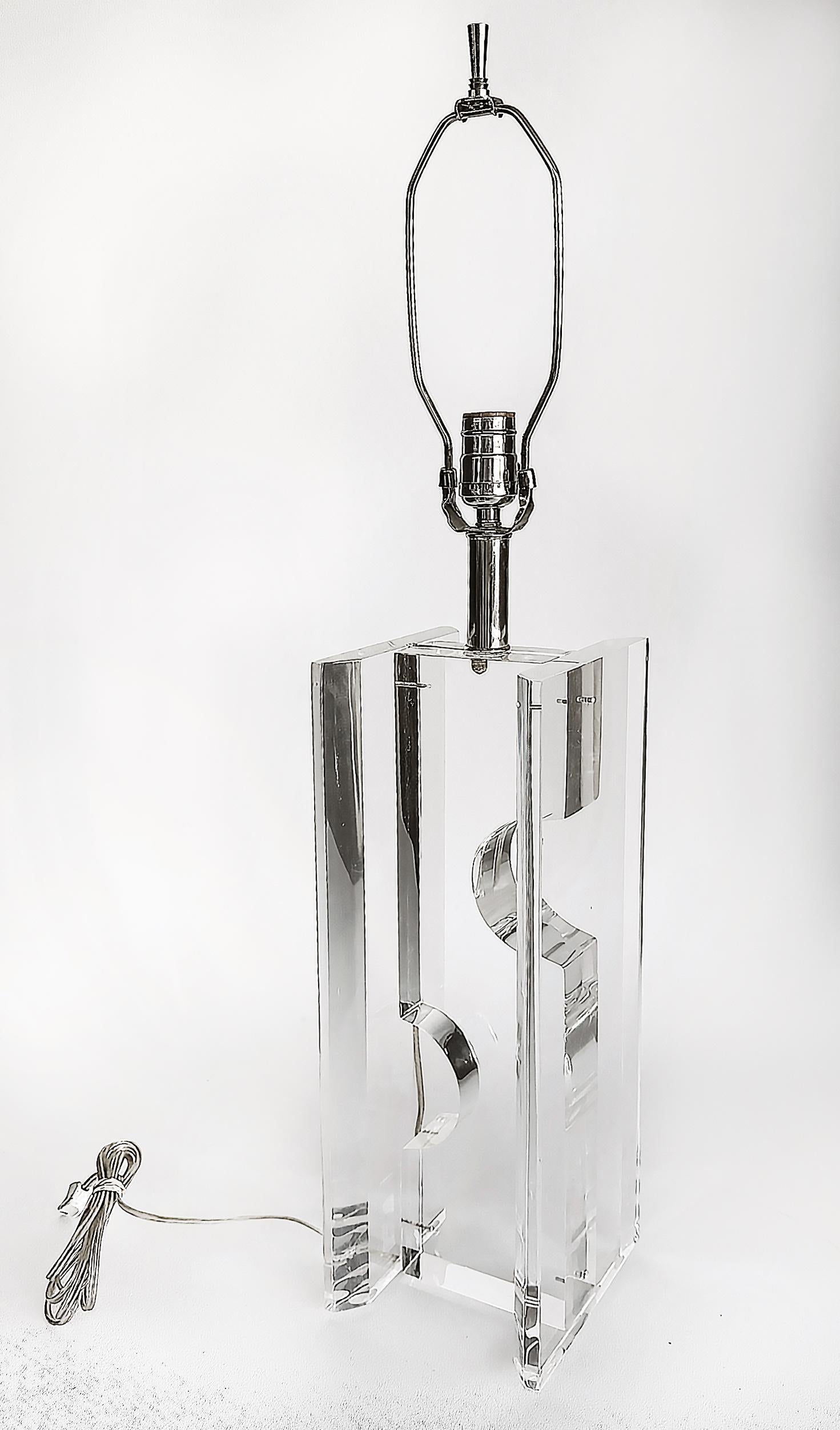 Chrome Substantielle paire de lampes de table postmodernes sculpturales en lucite d'époque en vente