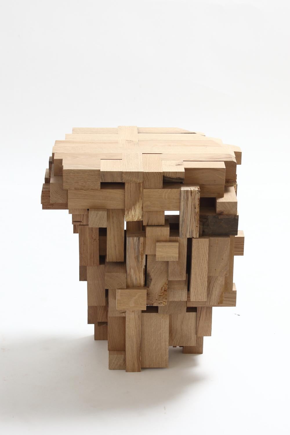 Moderne Table d'appoint japonaise sculpturale en bois de chêne Subterranean de Sho Ota en vente