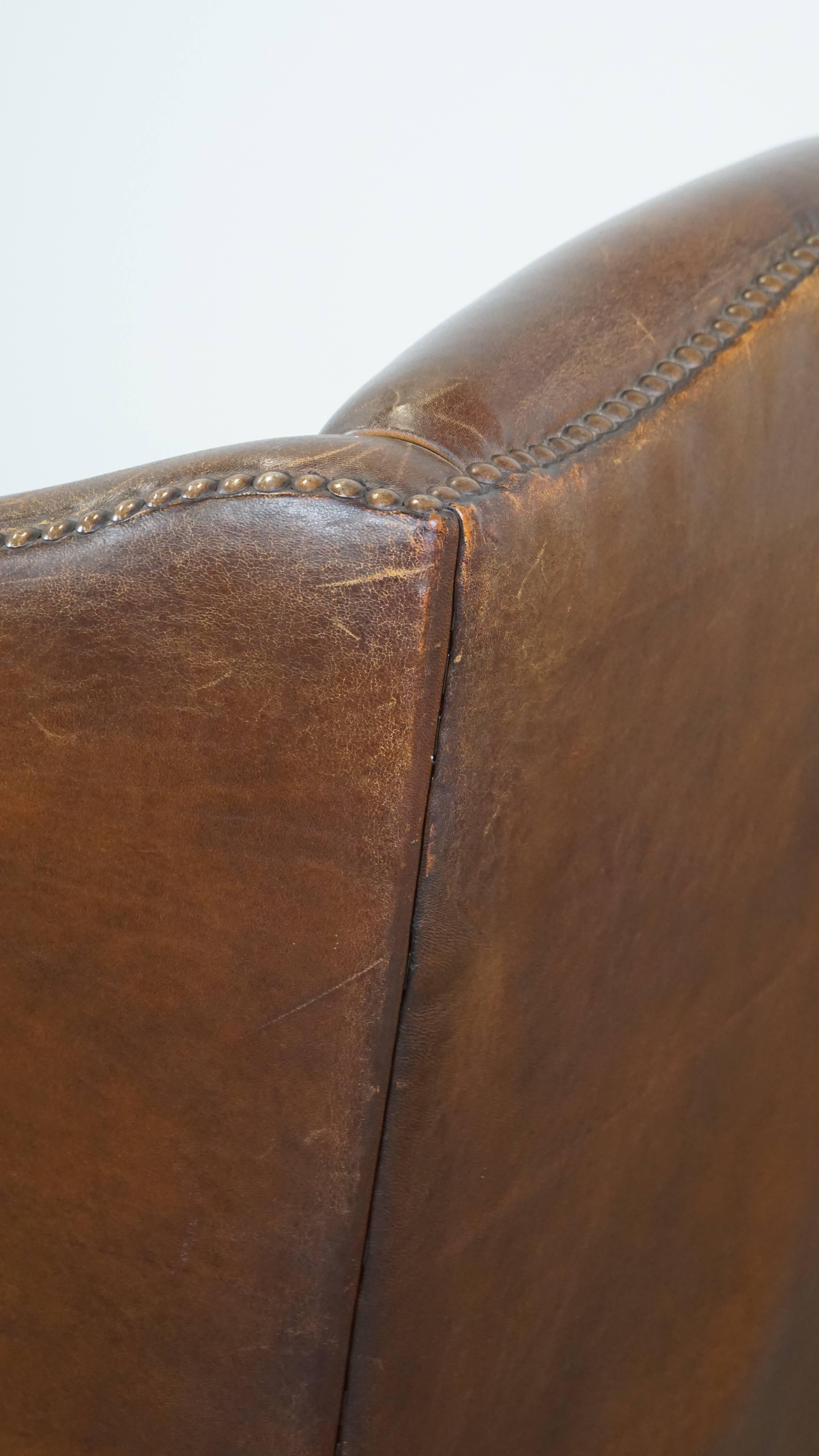 Subtil et confortable fauteuil à oreilles en peau de mouton de couleur cognac de style anglais en vente 4