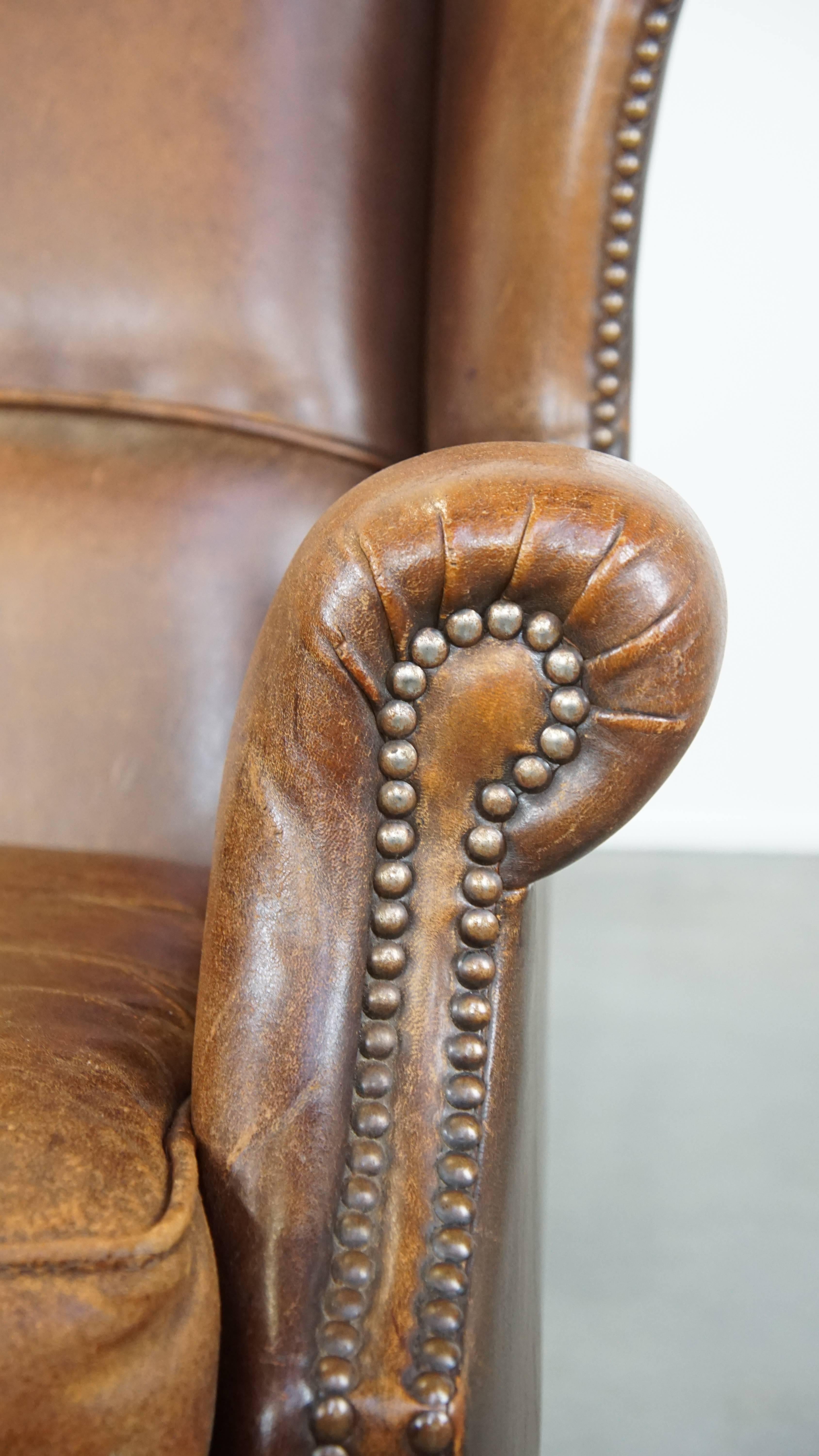 Subtil et confortable fauteuil à oreilles en peau de mouton de couleur cognac de style anglais en vente 5