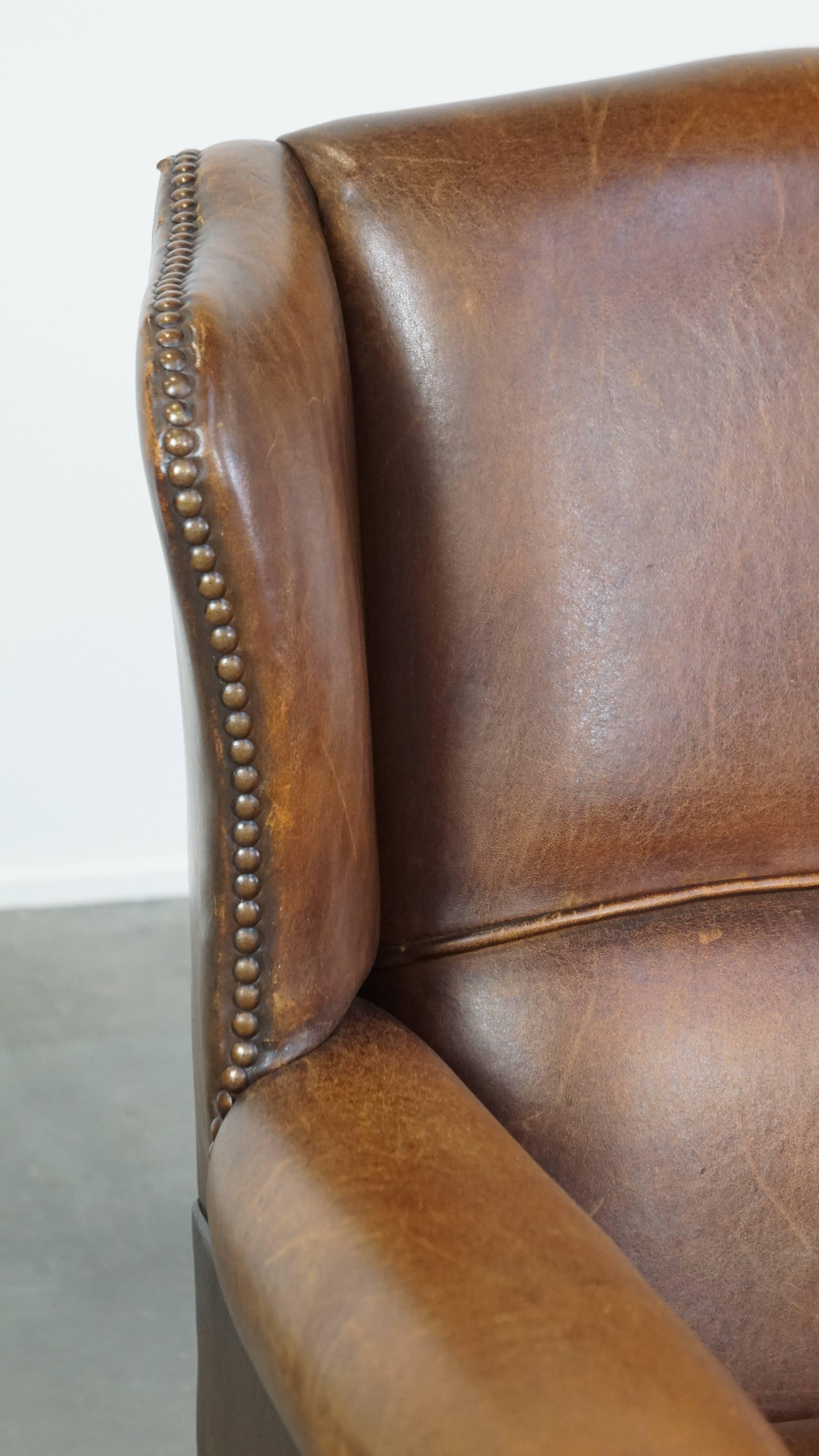 Subtil et confortable fauteuil à oreilles en peau de mouton de couleur cognac de style anglais en vente 6
