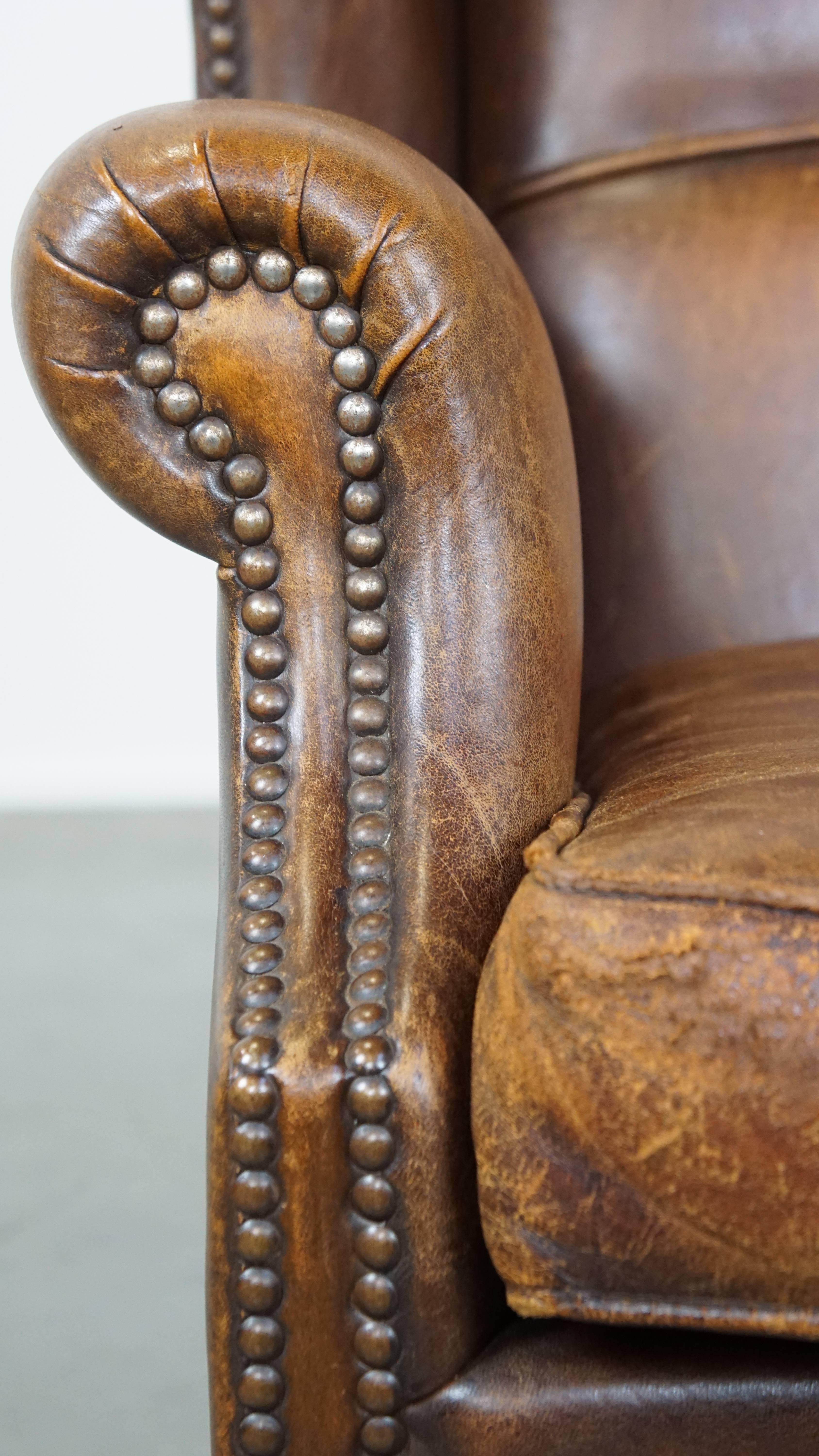 Subtil et confortable fauteuil à oreilles en peau de mouton de couleur cognac de style anglais en vente 7