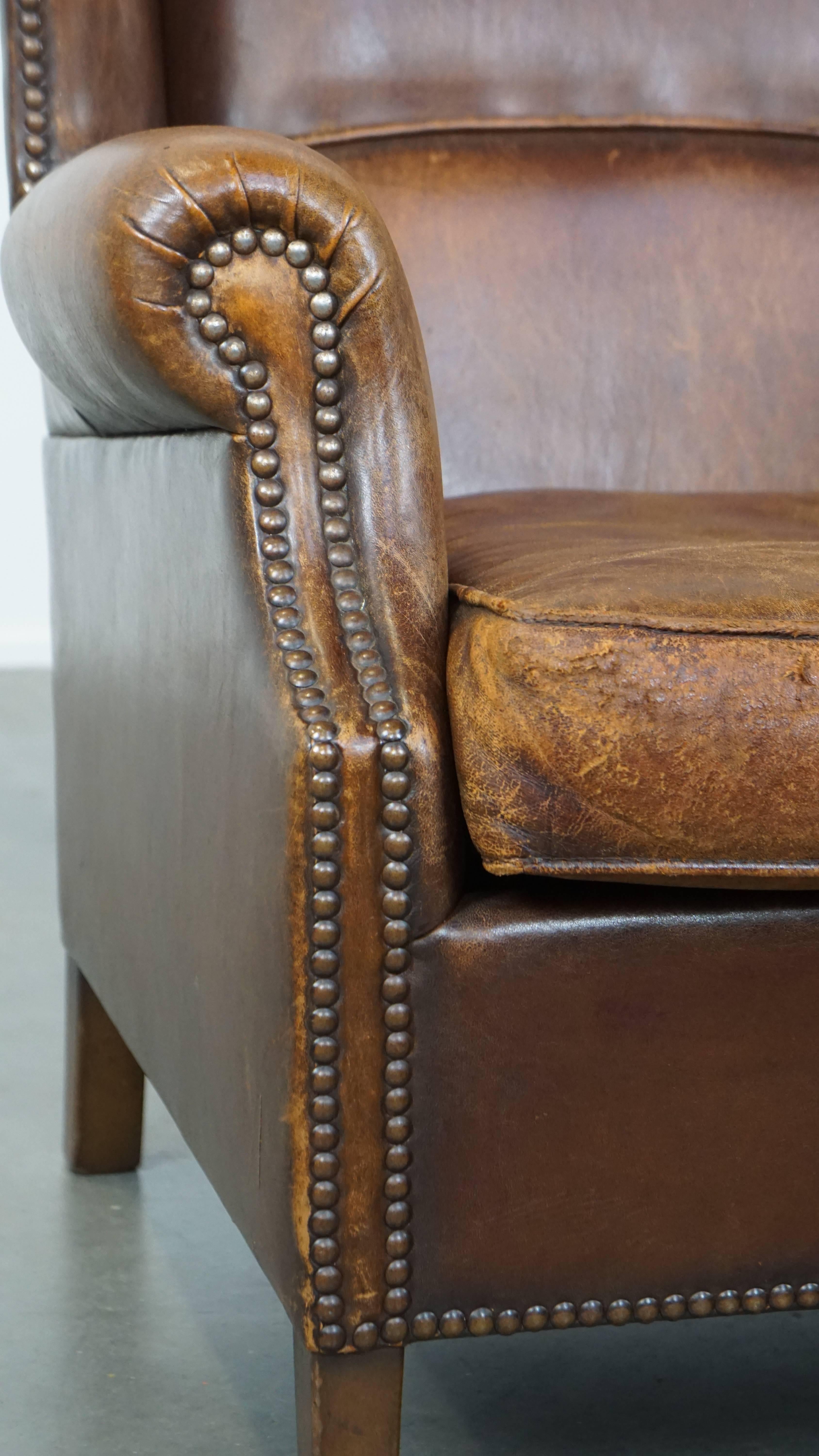Subtil et confortable fauteuil à oreilles en peau de mouton de couleur cognac de style anglais en vente 8