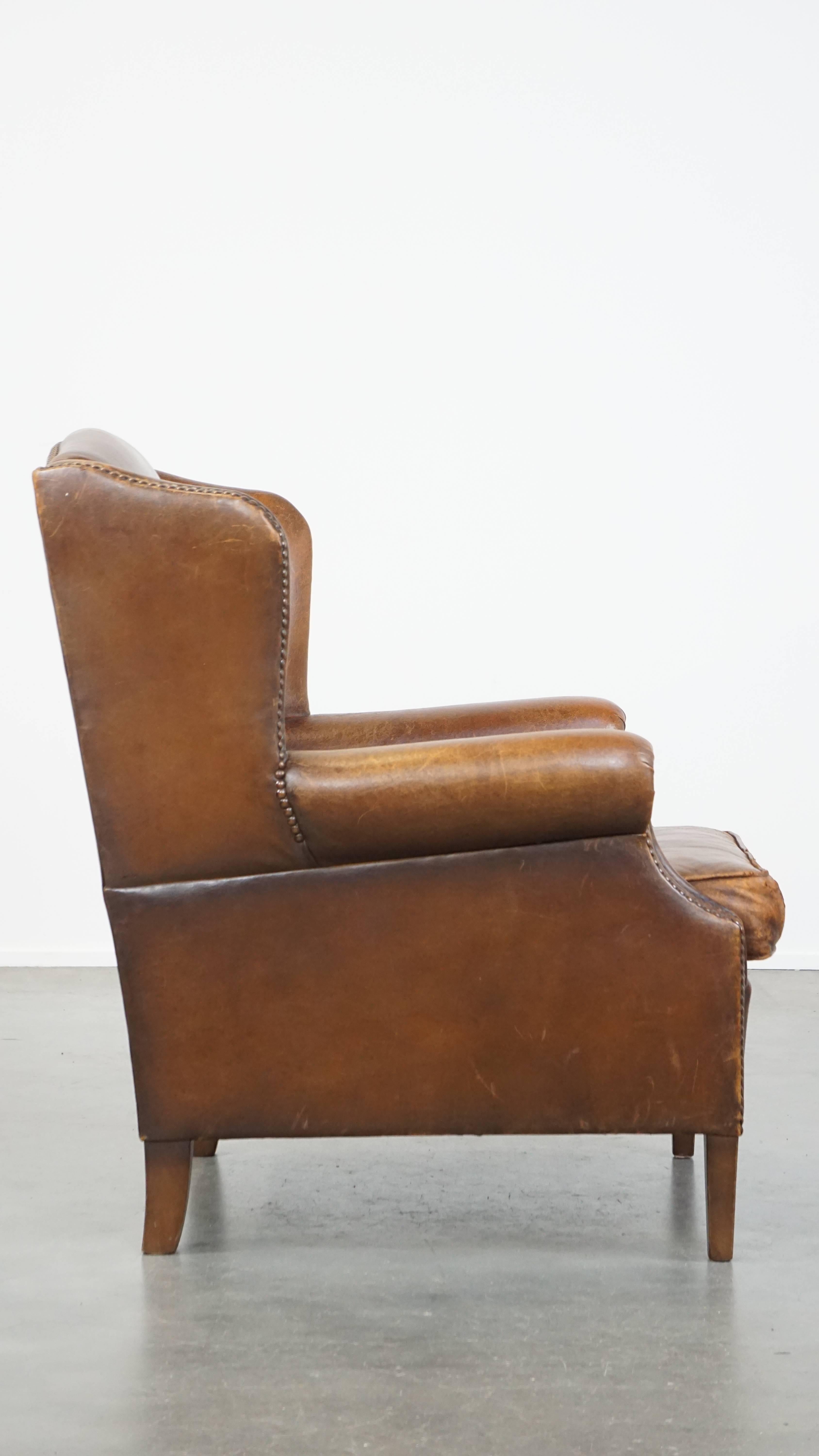 Fait main Subtil et confortable fauteuil à oreilles en peau de mouton de couleur cognac de style anglais en vente