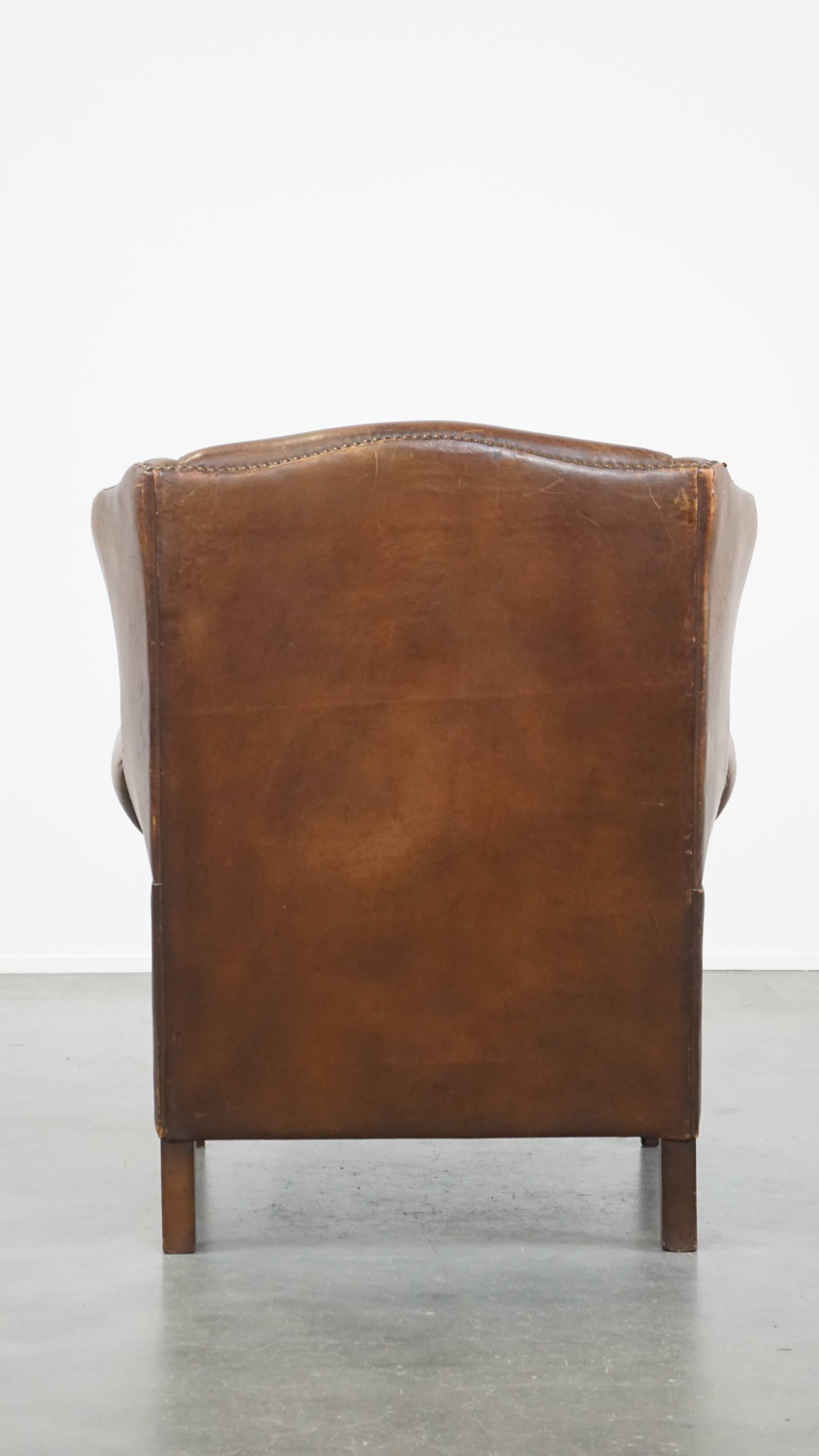 Subtil et confortable fauteuil à oreilles en peau de mouton de couleur cognac de style anglais Bon état - En vente à Harderwijk, NL