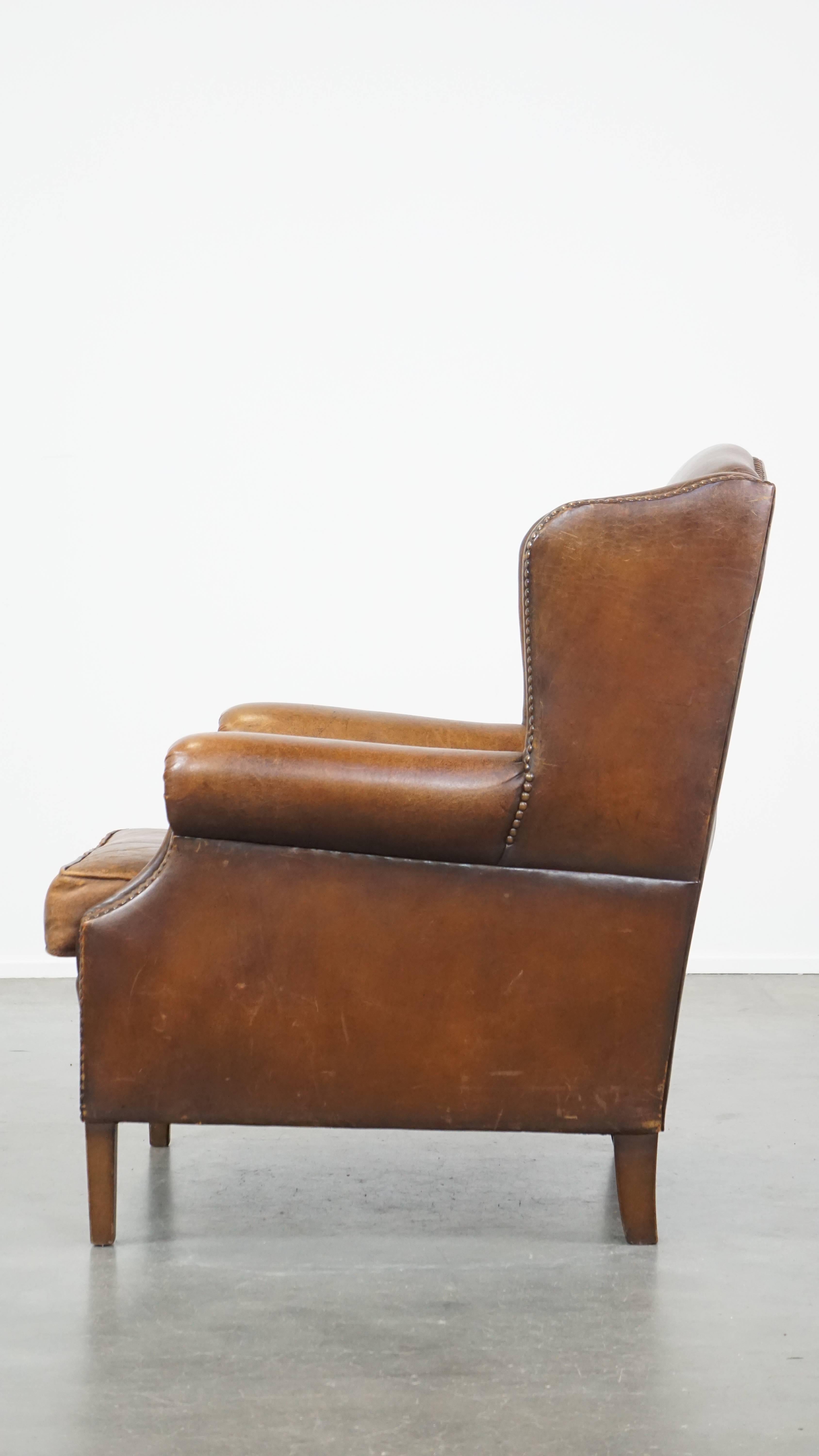 20ième siècle Subtil et confortable fauteuil à oreilles en peau de mouton de couleur cognac de style anglais en vente