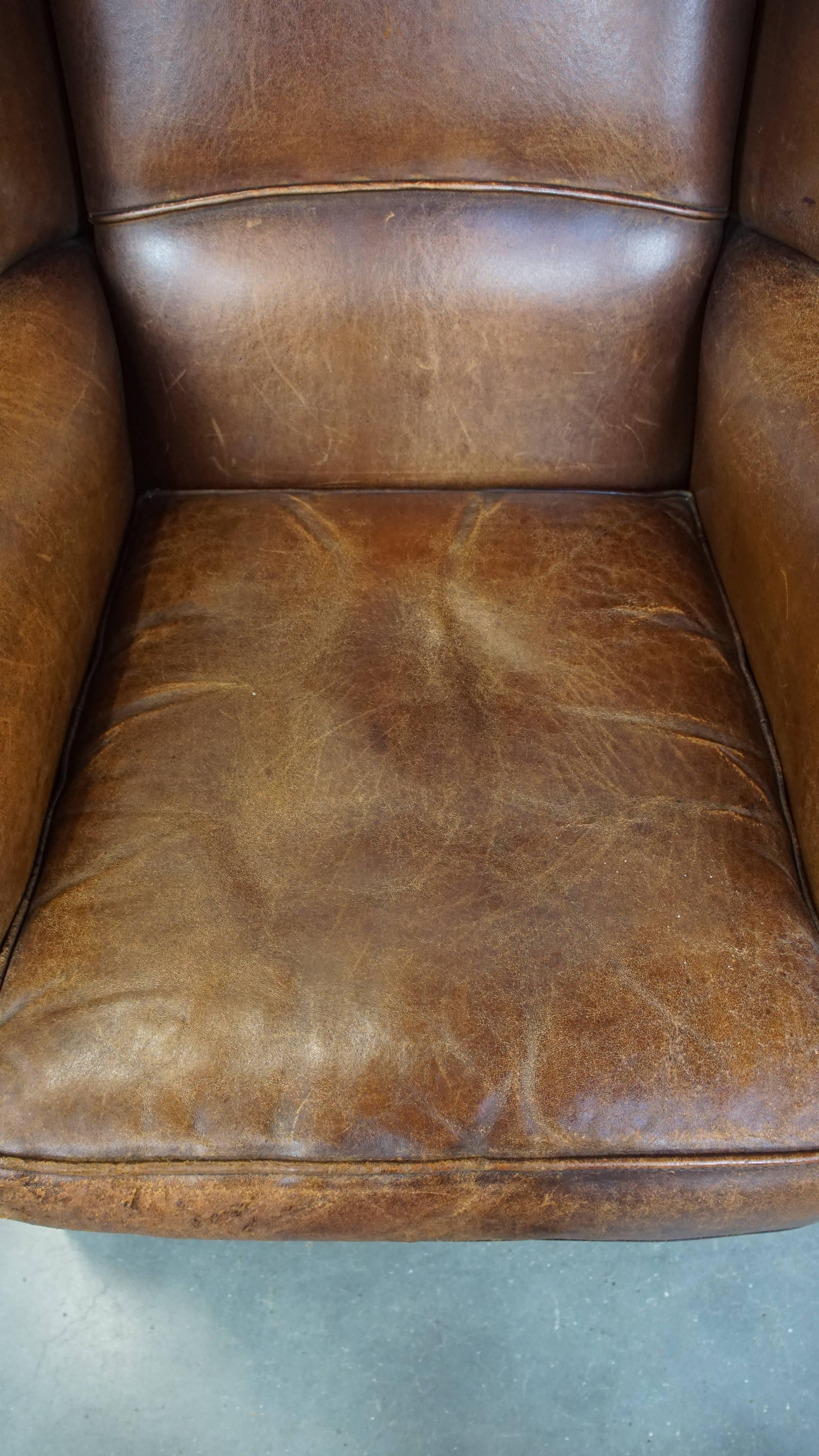 Cuir Subtil et confortable fauteuil à oreilles en peau de mouton de couleur cognac de style anglais en vente