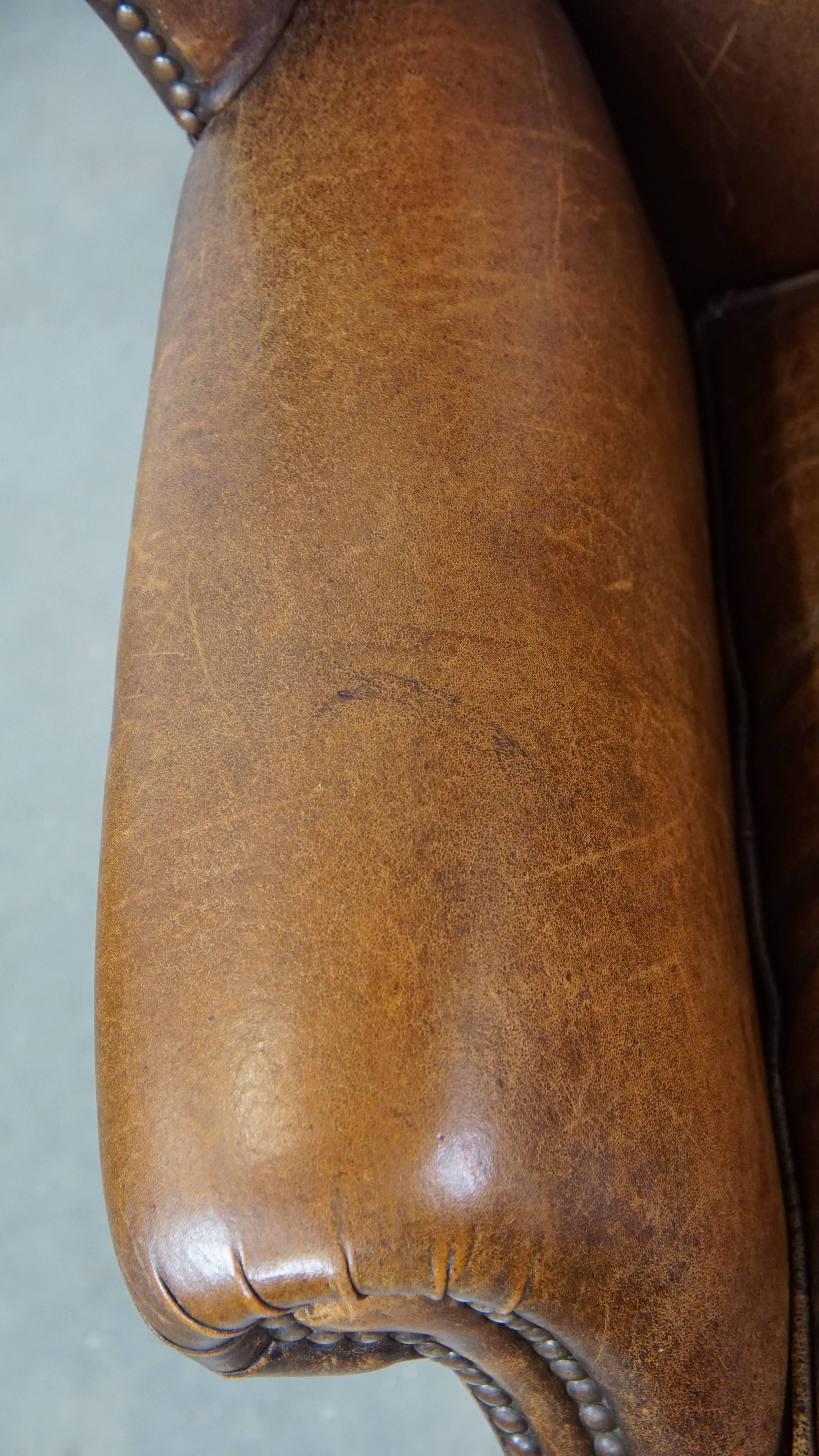 Subtil et confortable fauteuil à oreilles en peau de mouton de couleur cognac de style anglais en vente 1