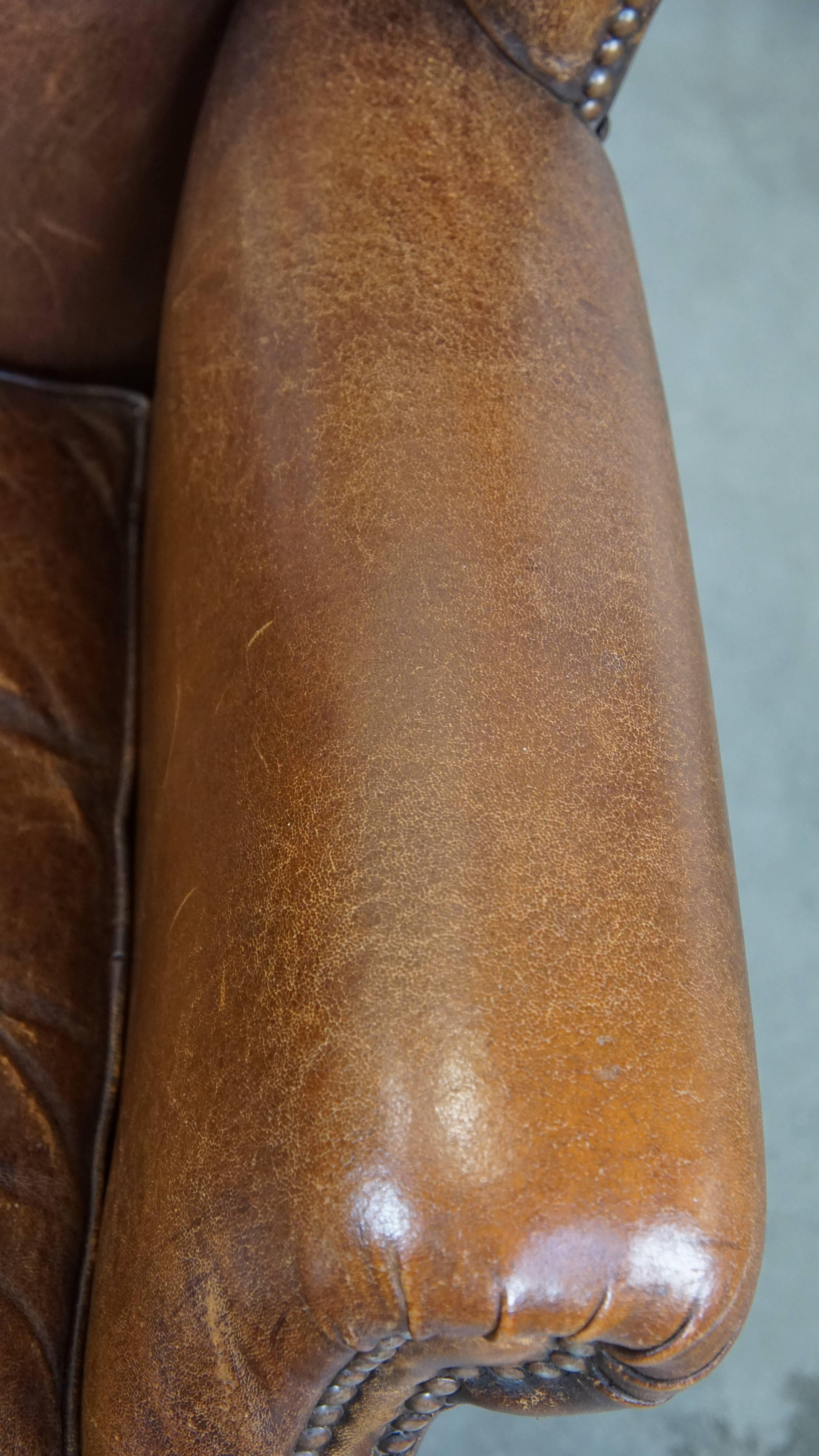 Subtil et confortable fauteuil à oreilles en peau de mouton de couleur cognac de style anglais en vente 2